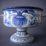 Antoine Montagnon in Nevers: footed bowl in porcelain with blue decoration.