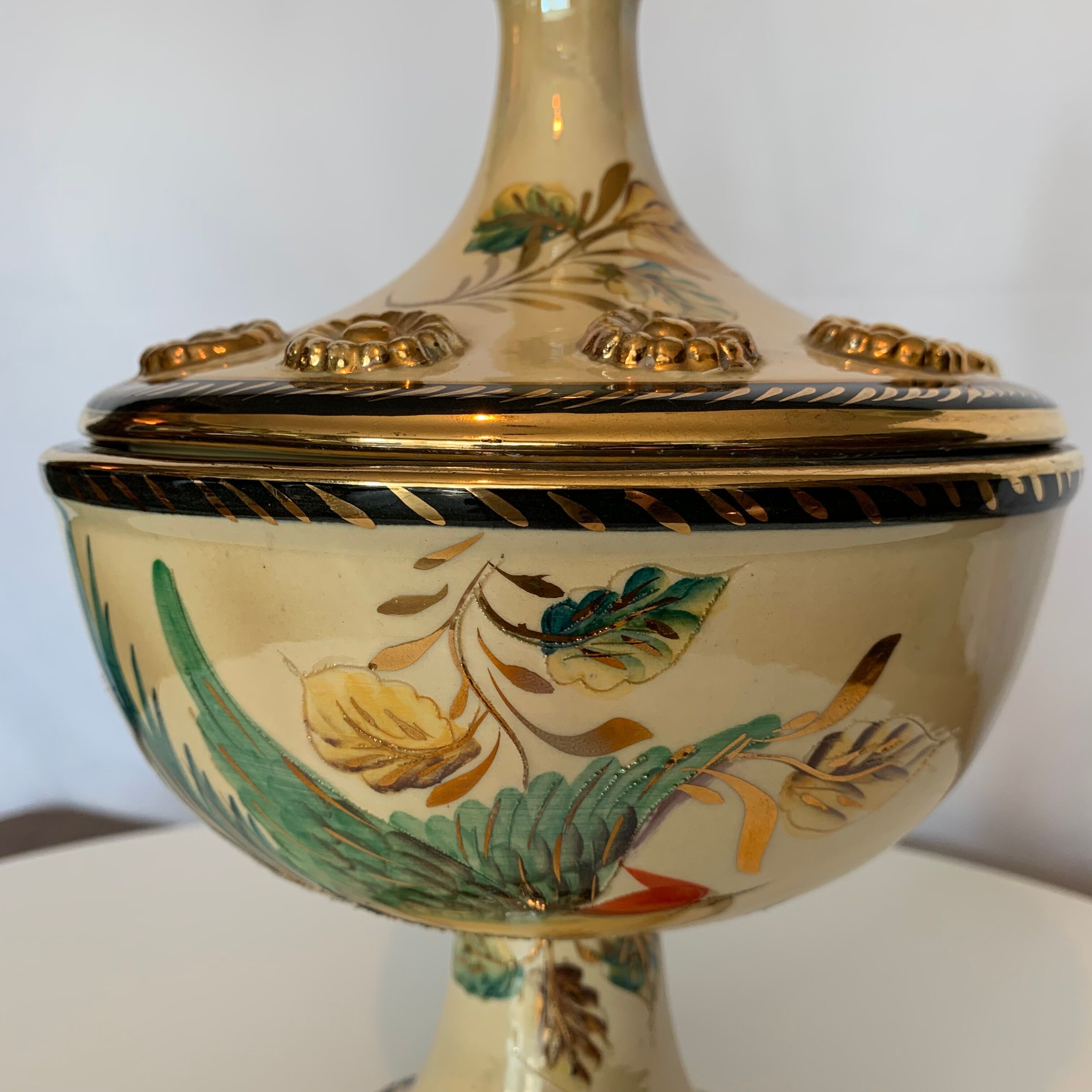 Covered dish on bequet