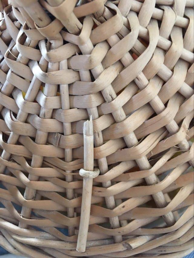 Suspension in wicker and amber glass