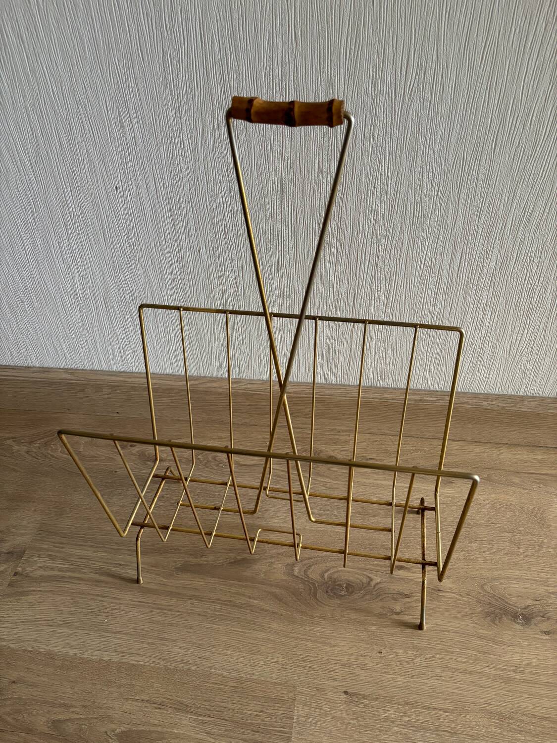 Magazine rack in gold metal and bamboo from the 60s