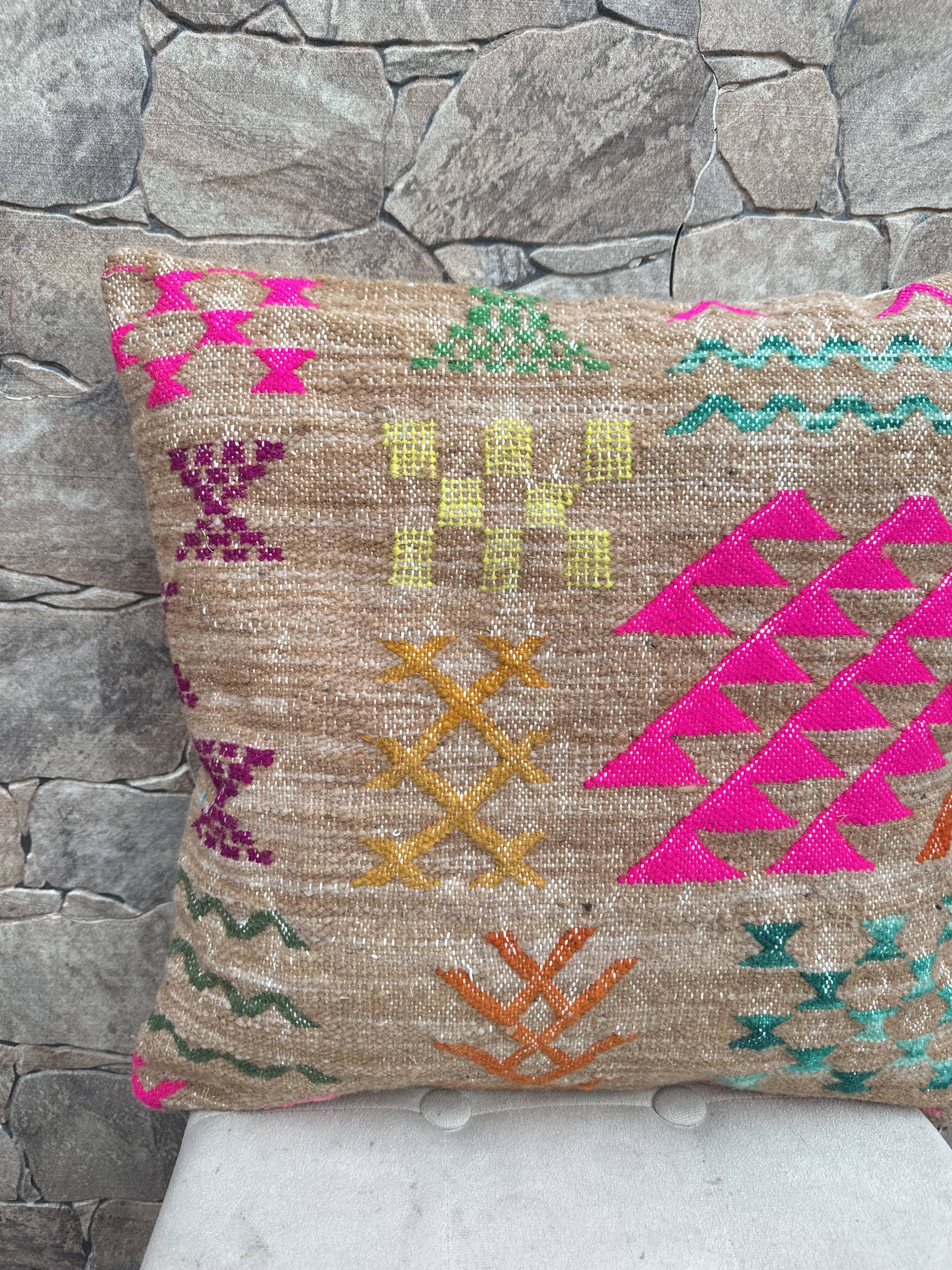 Handmade Moroccan Kilim cushion cover: Berber cushion in wool