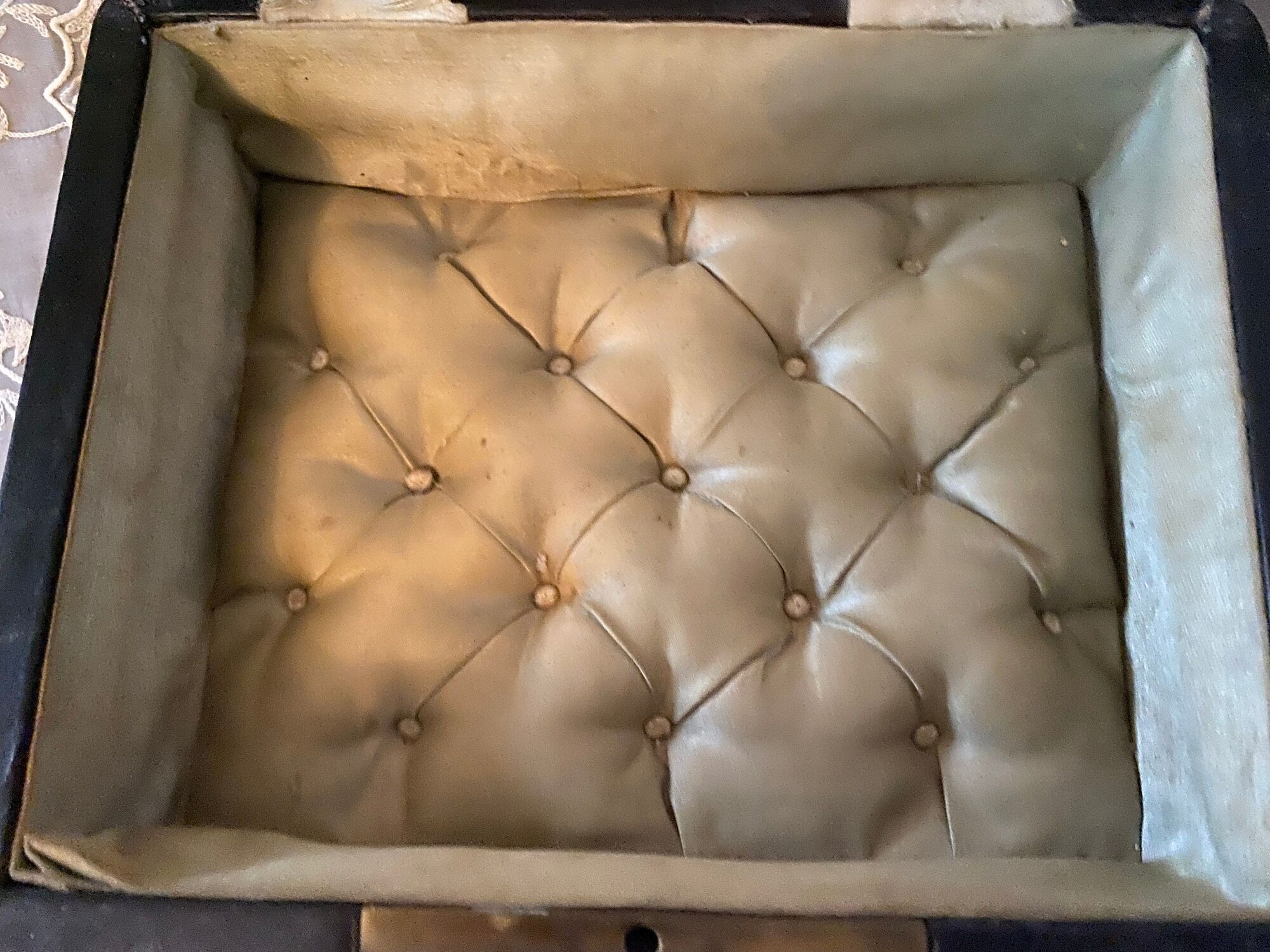 Coffret à bijoux en cuir et laiton capitonné ancien