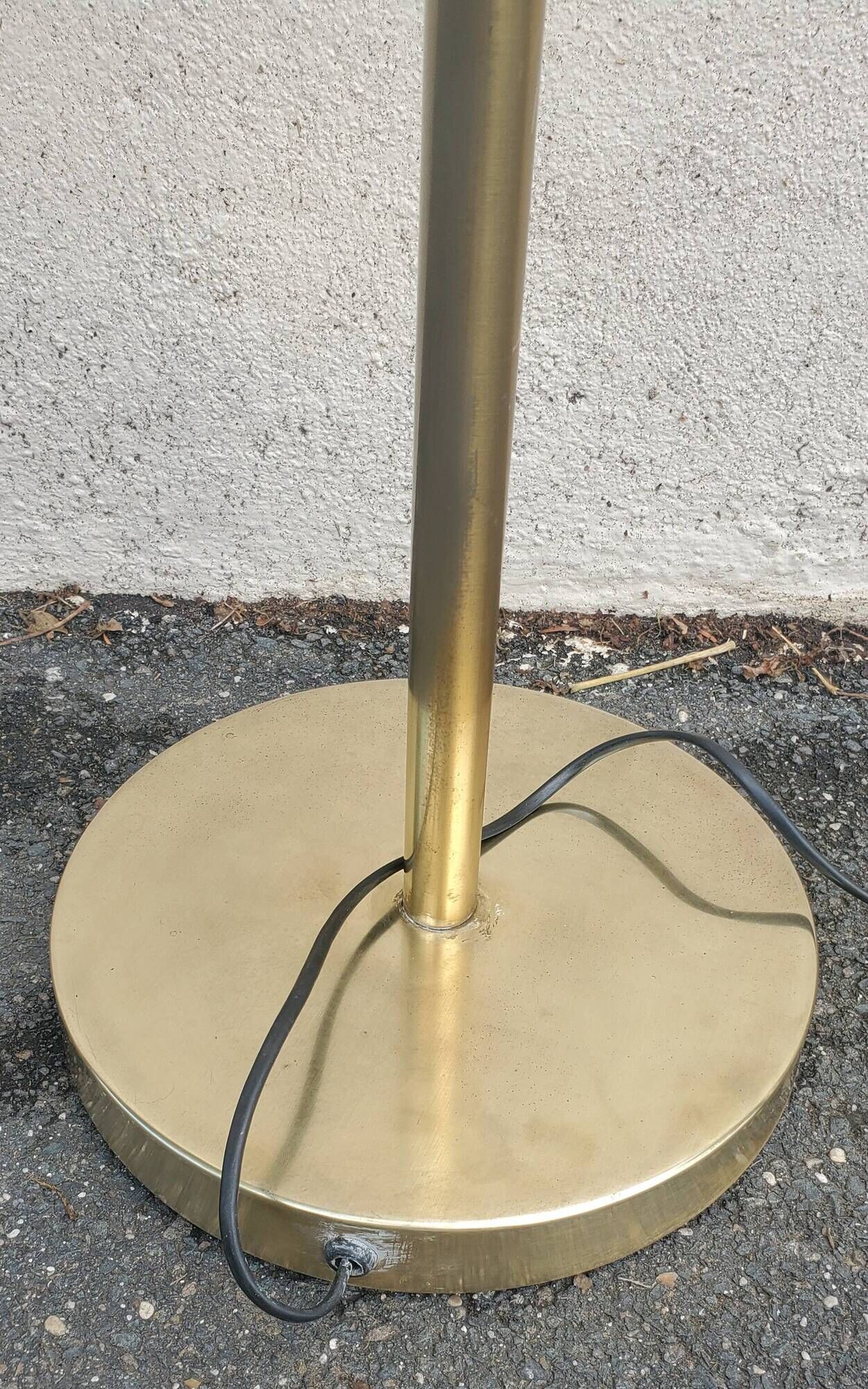 lampadaire en laiton avec bras articulé liseuse  1970 et son abbajour rouge