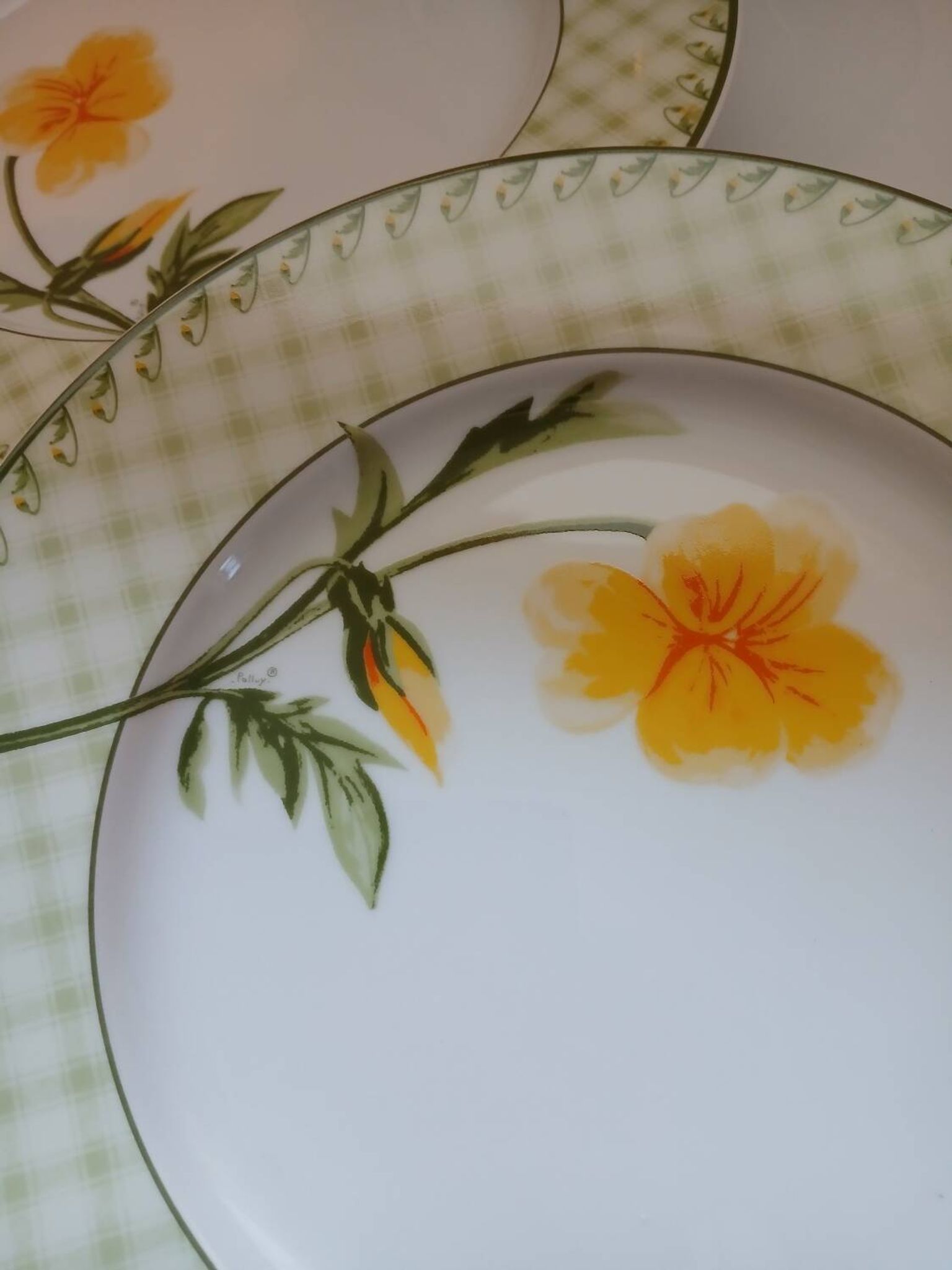 4 assiettes en porcelaine vintages