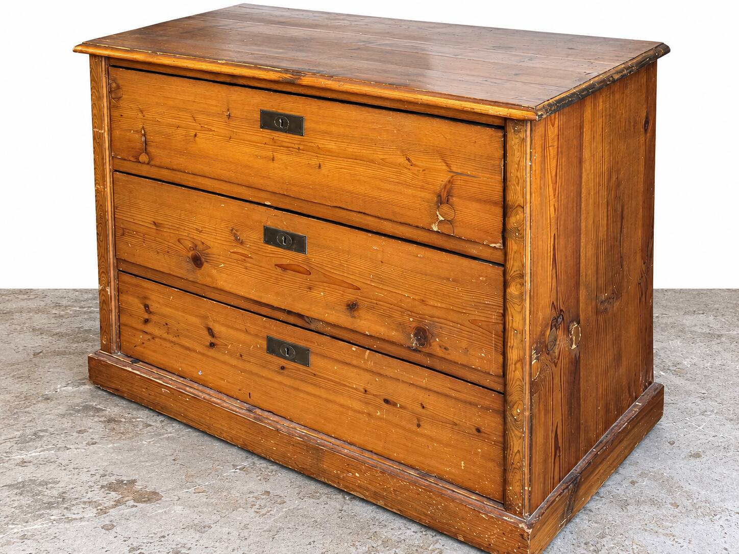 Wooden chest of drawers