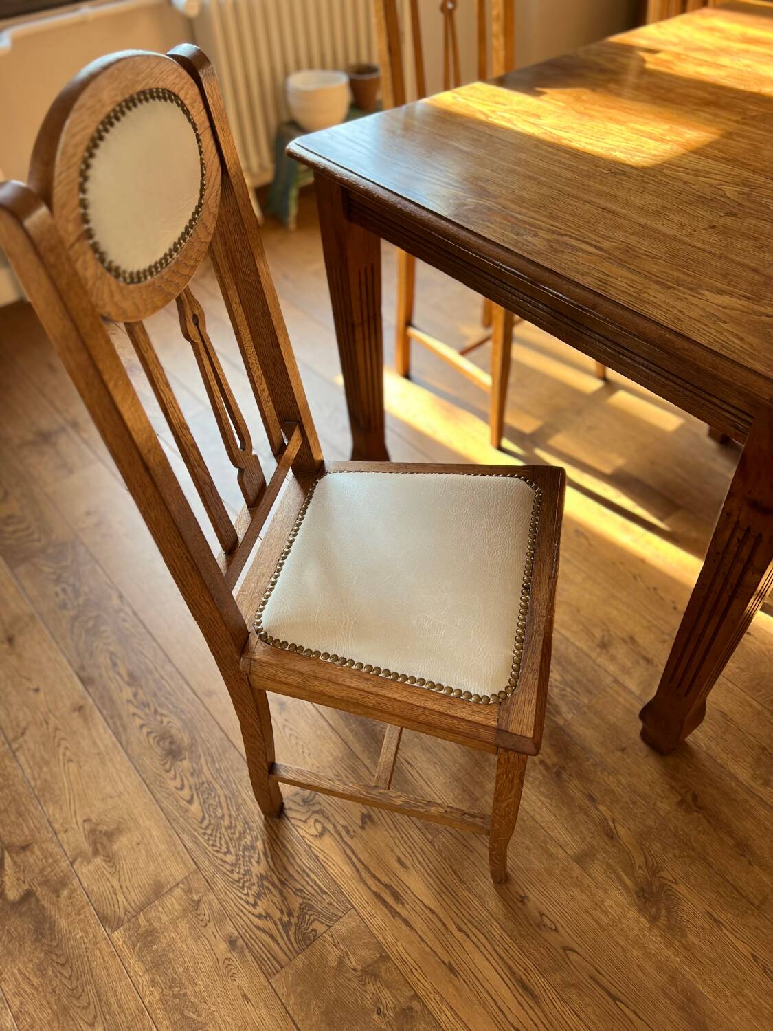 6 chaises en chêne et cuir blanc cassé