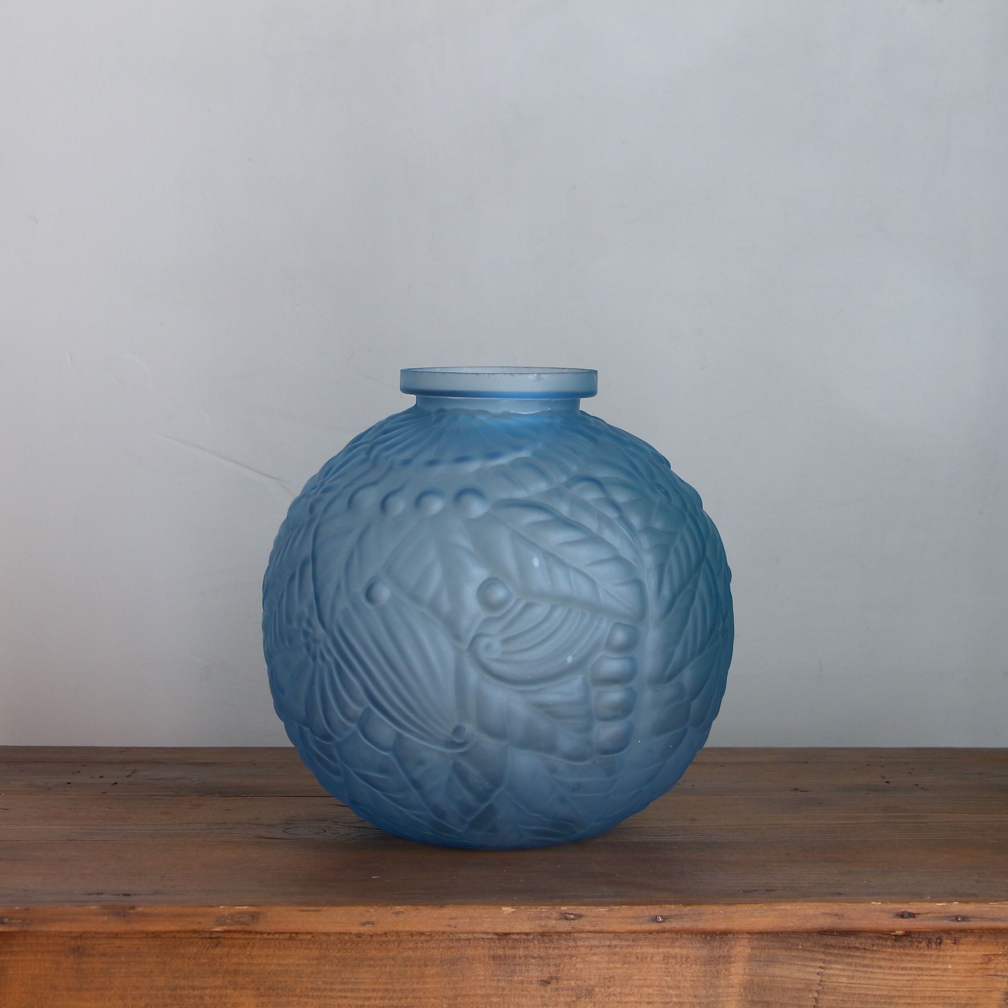 Vase ball art deco in blue glass