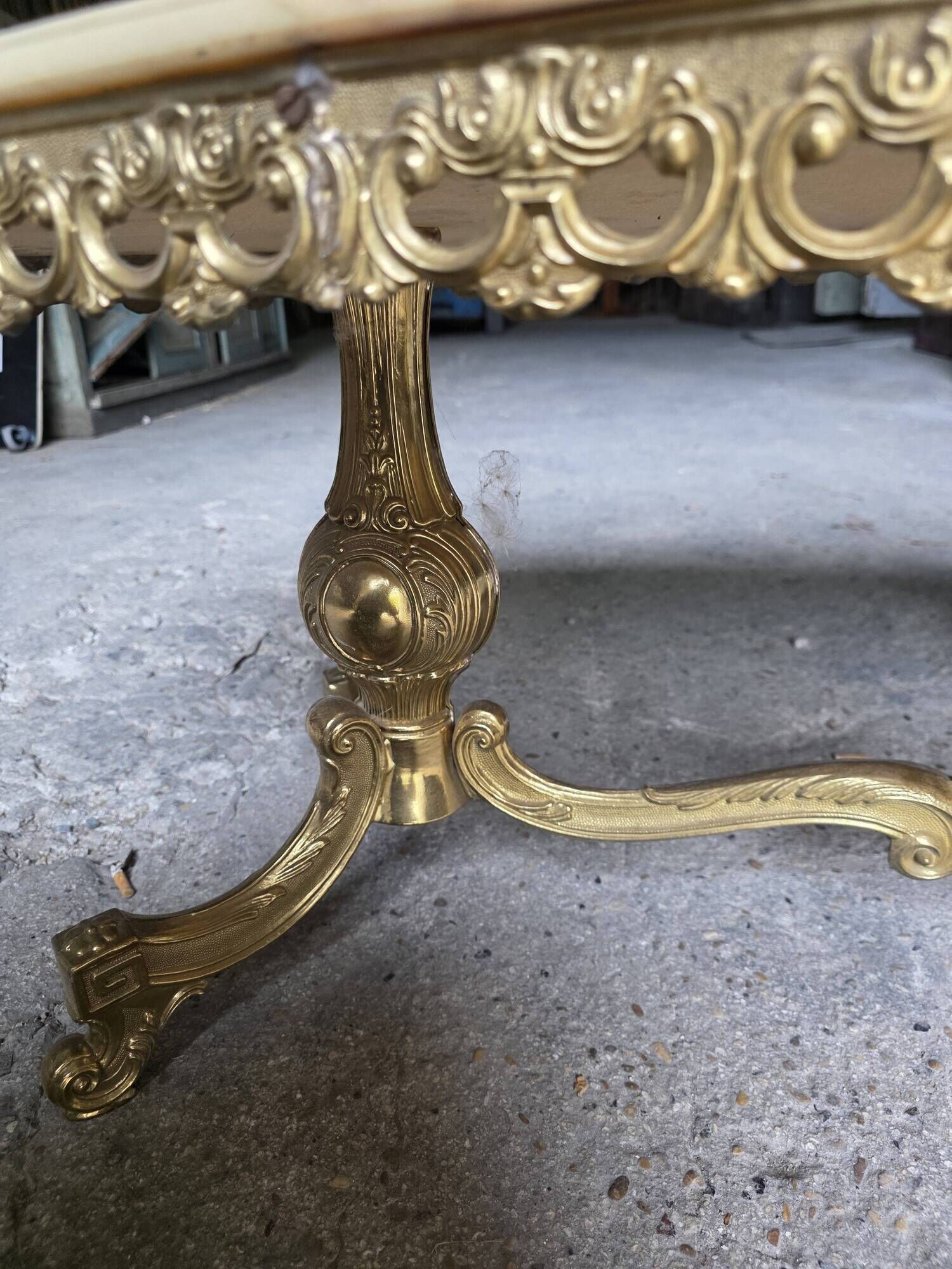 Table basse en bronze et marbre années 1960