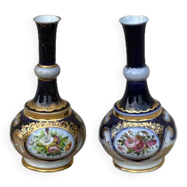 Paire de vases en porcelaine