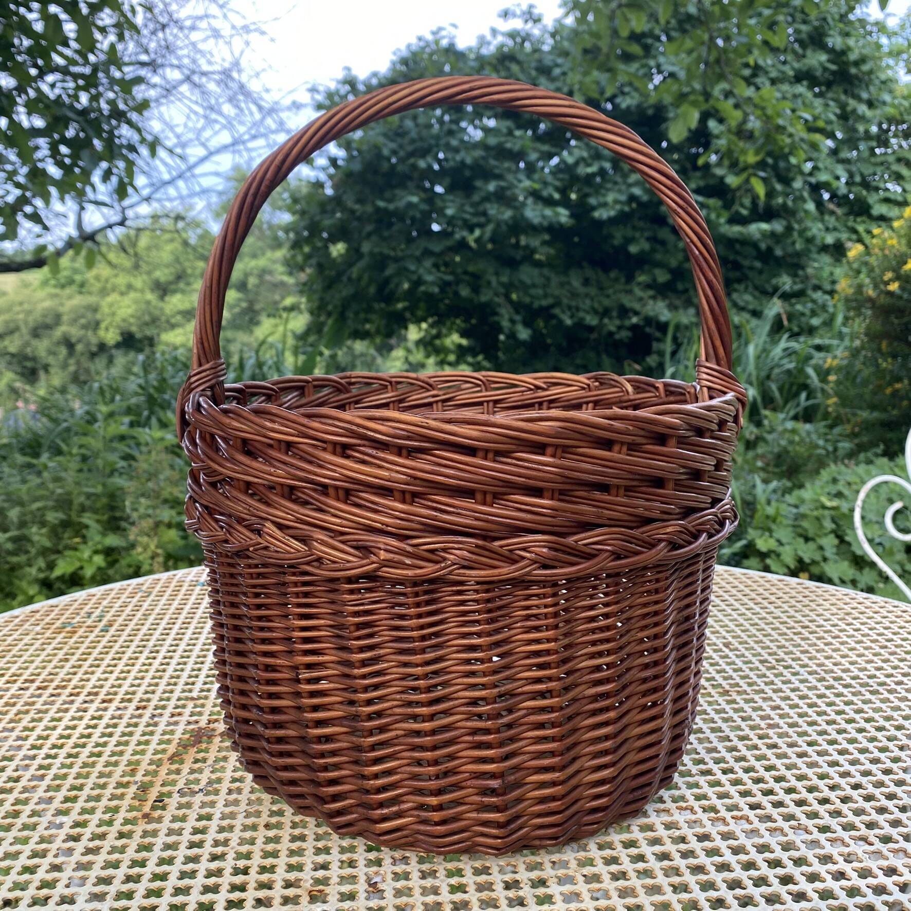 Woven wicker round basket