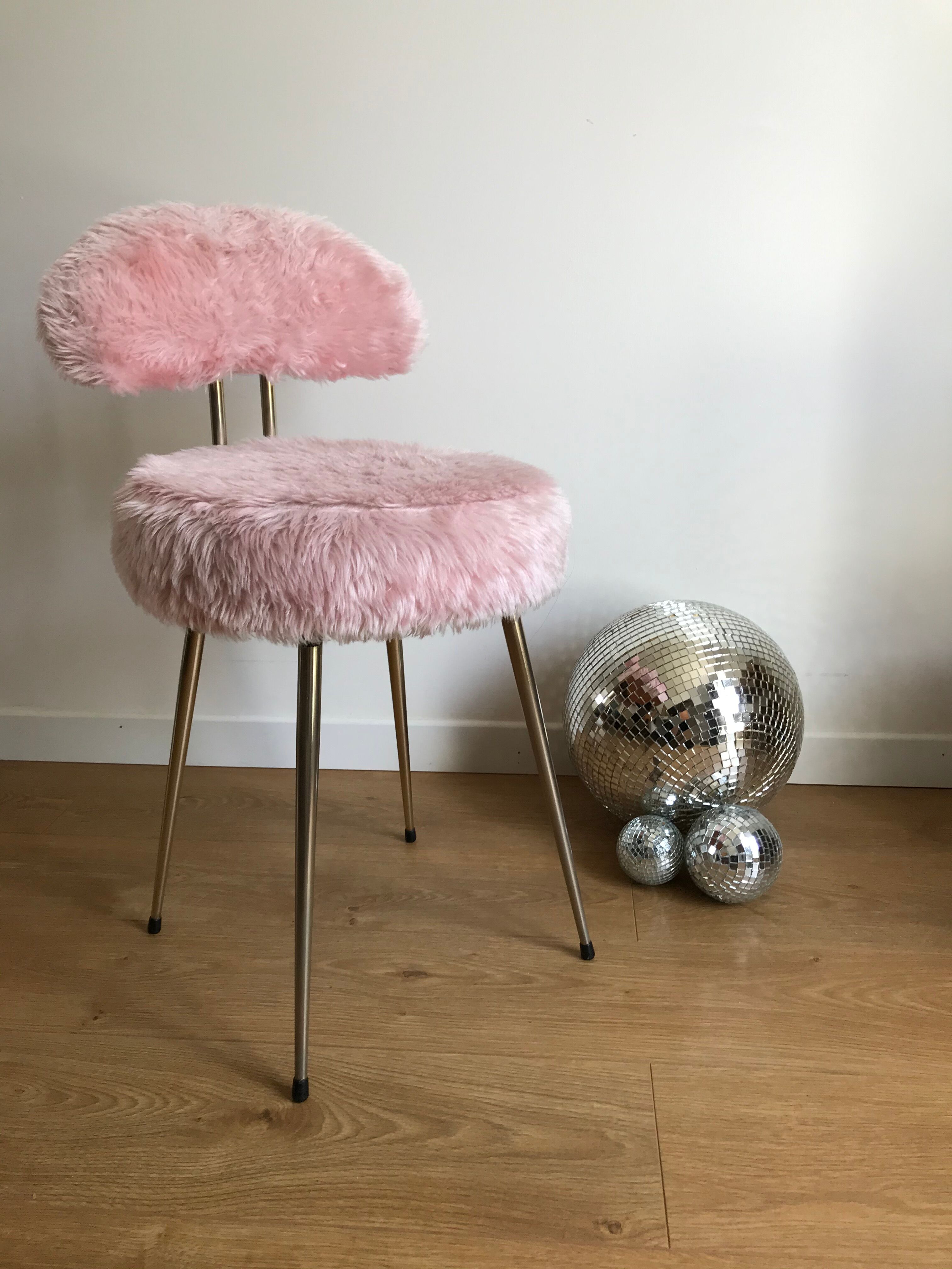 Pelfran rose moumoute chair
