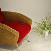 Fauteuil tissu rouge et jaune moutarde style bouclette 1970