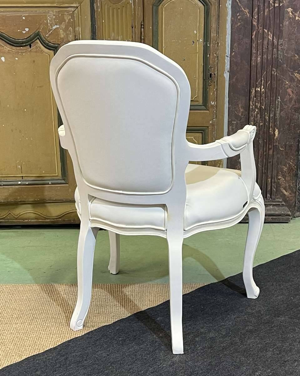 Fauteuil cabriolet de style Louis XV moderne