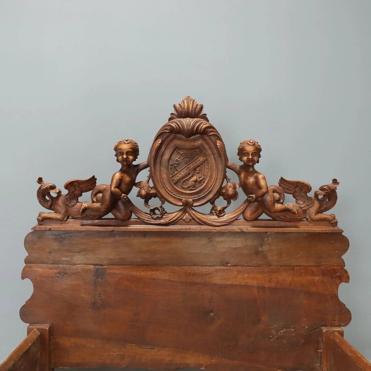Lit ancien une place en noyer sculpté, Italie, XIXe siècle