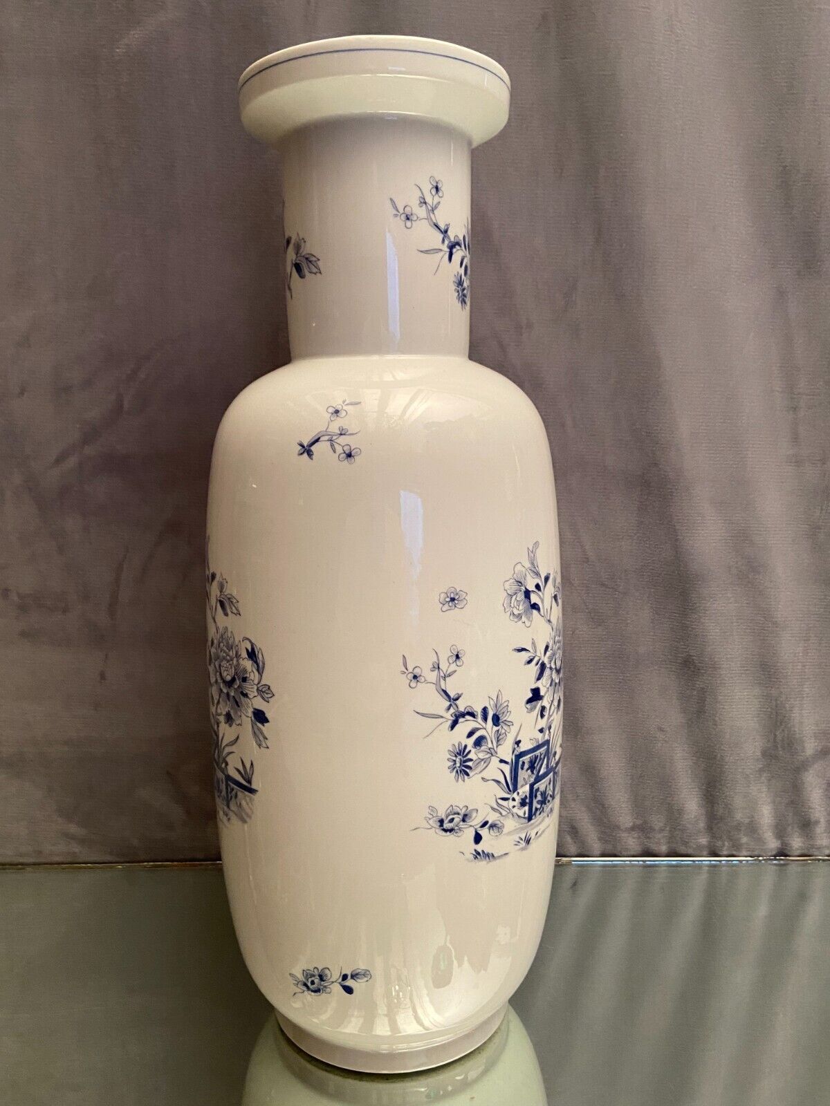 Vase with Far Eastern porcelain decoration from Portugal Vista Alegre