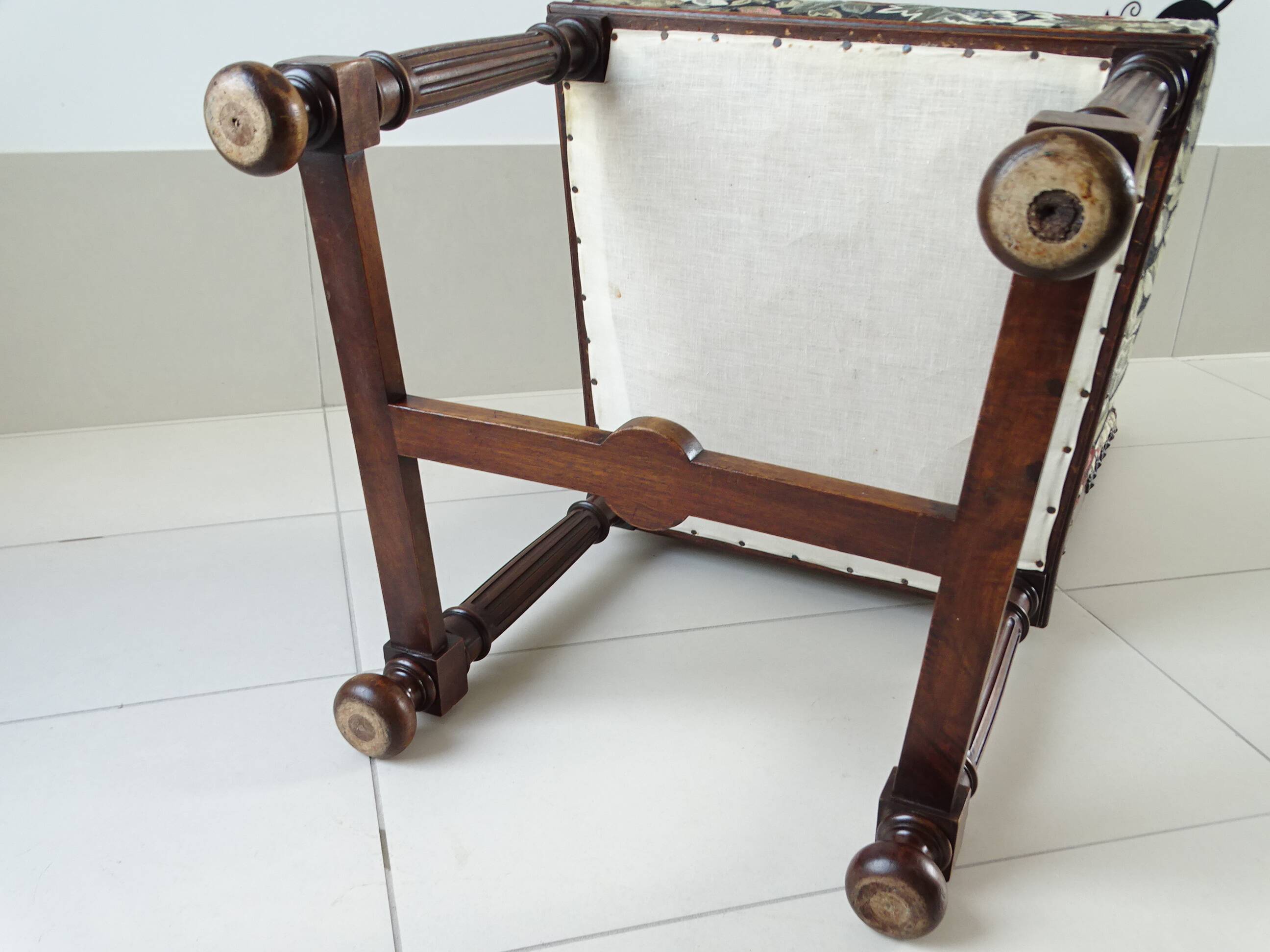 Series of 6 Renaissance style chairs in walnut wood