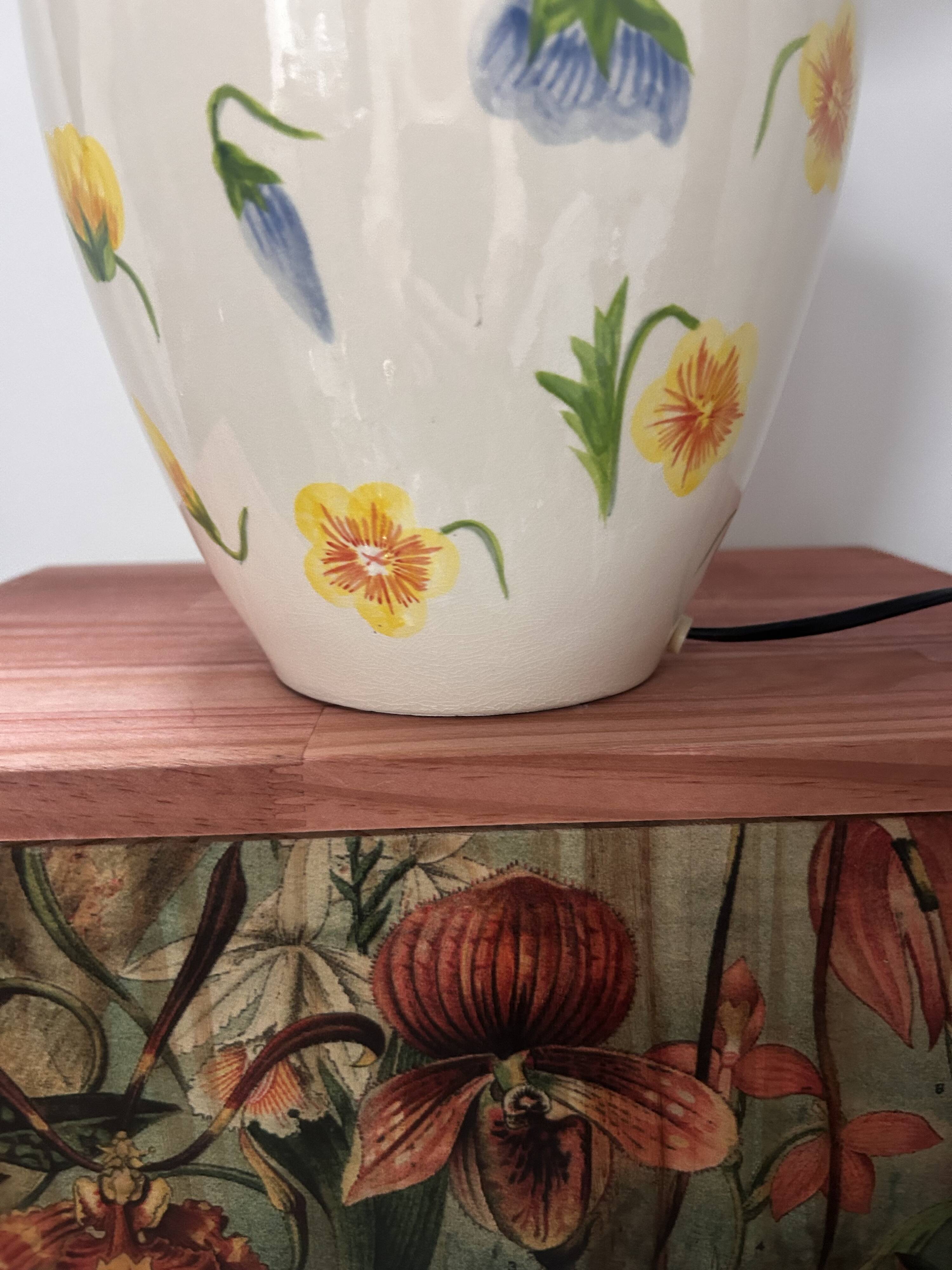 Lampe à poser fleurs en céramique globe plissé