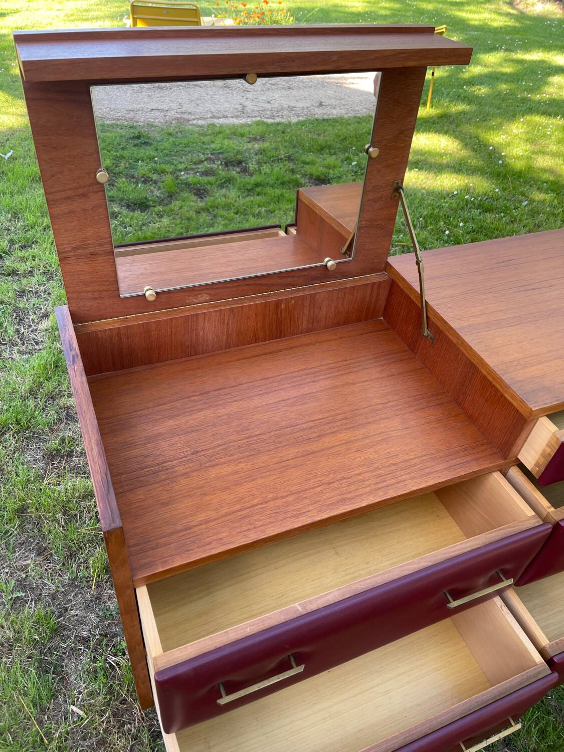 Commode coiffeuse modèle "ingrid" produit par Mondial literie.