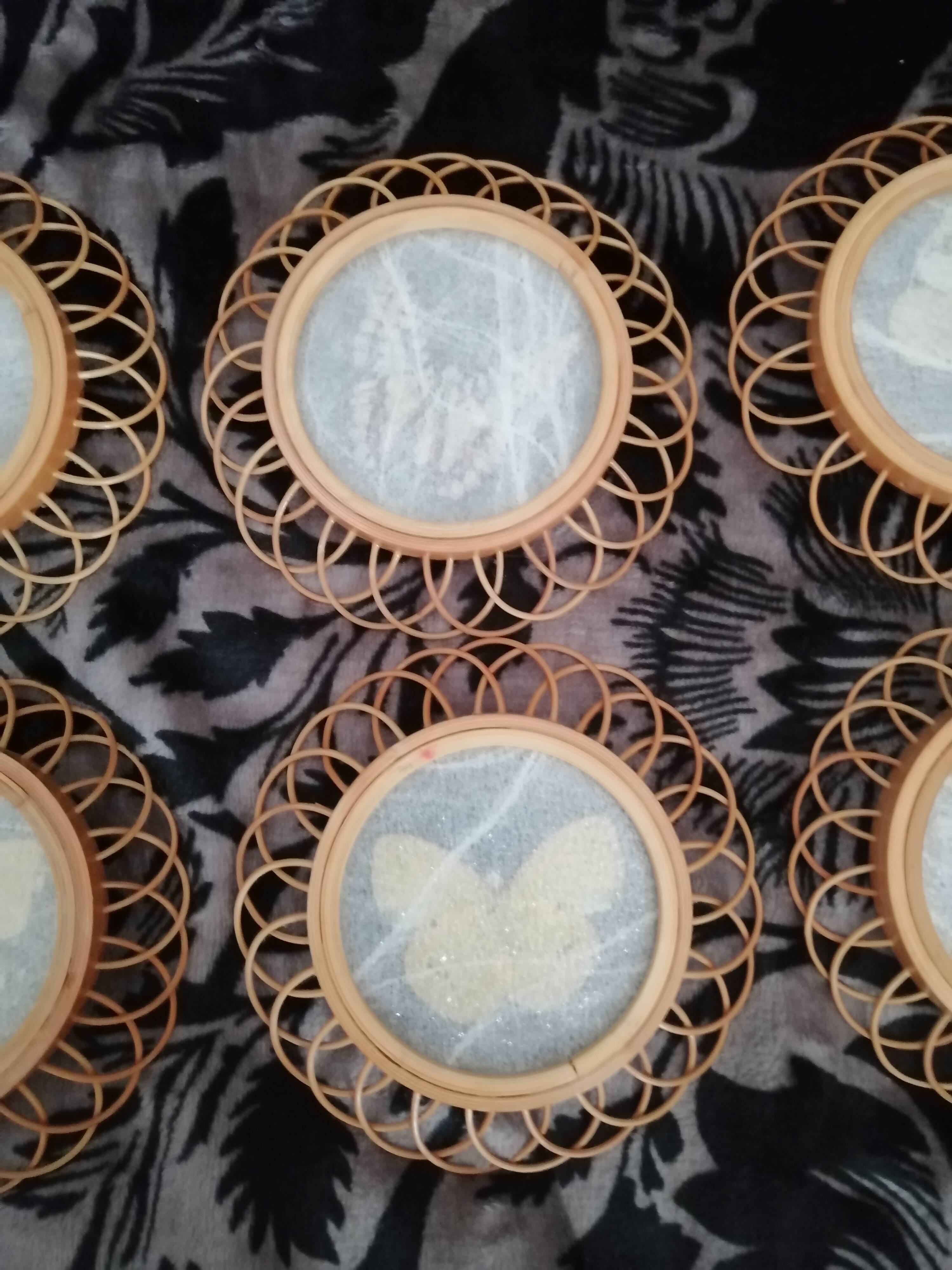 6 coasters in wooden wicker and butterfly background