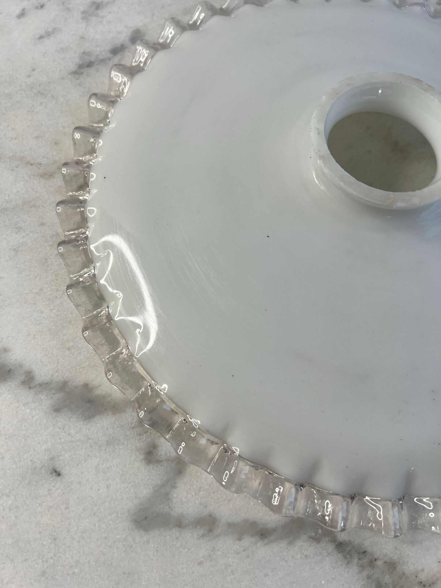 Abat-jour ancien en opaline blanche 25,5cm