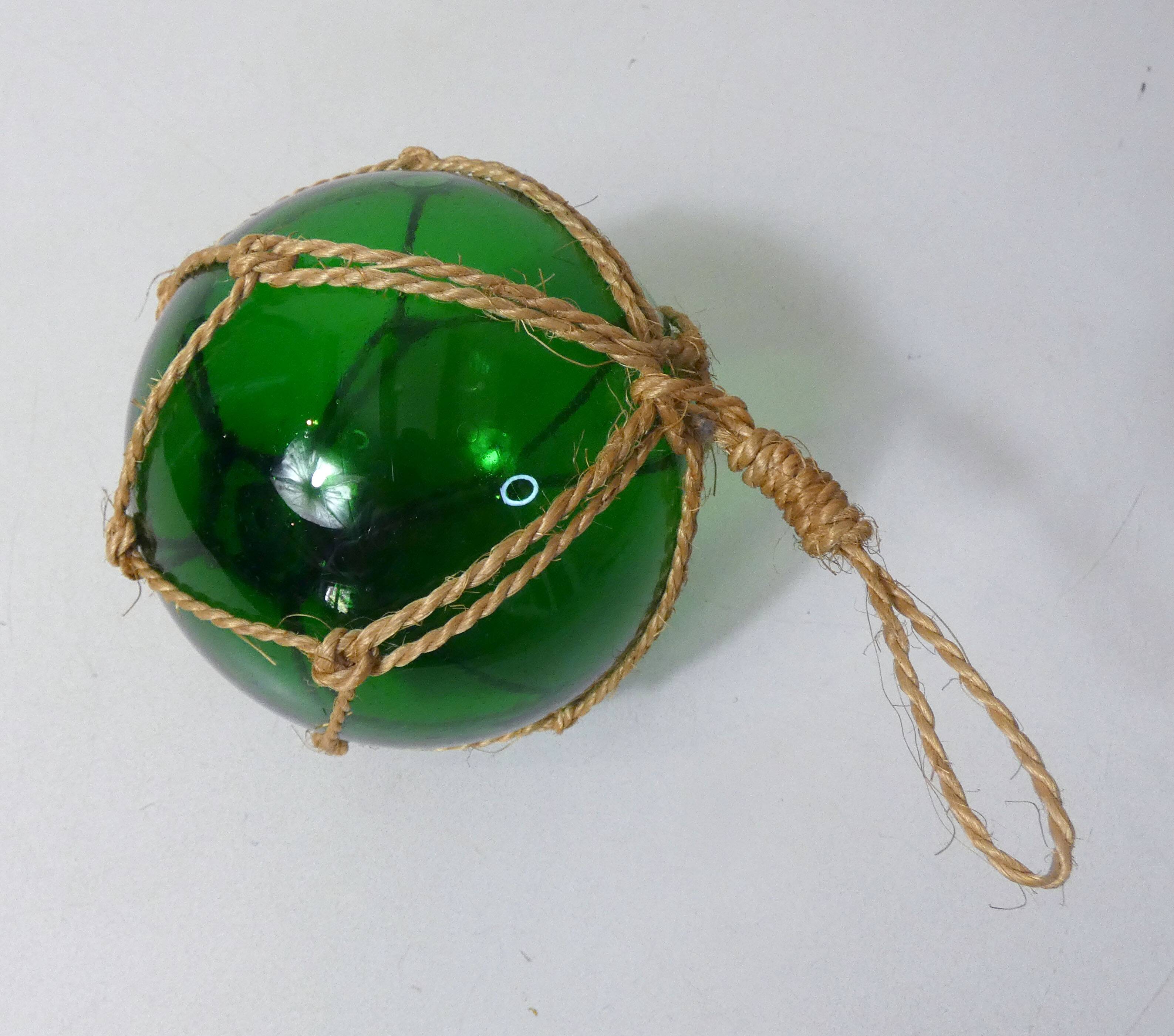 Boule, flotteur en verre vert vintage