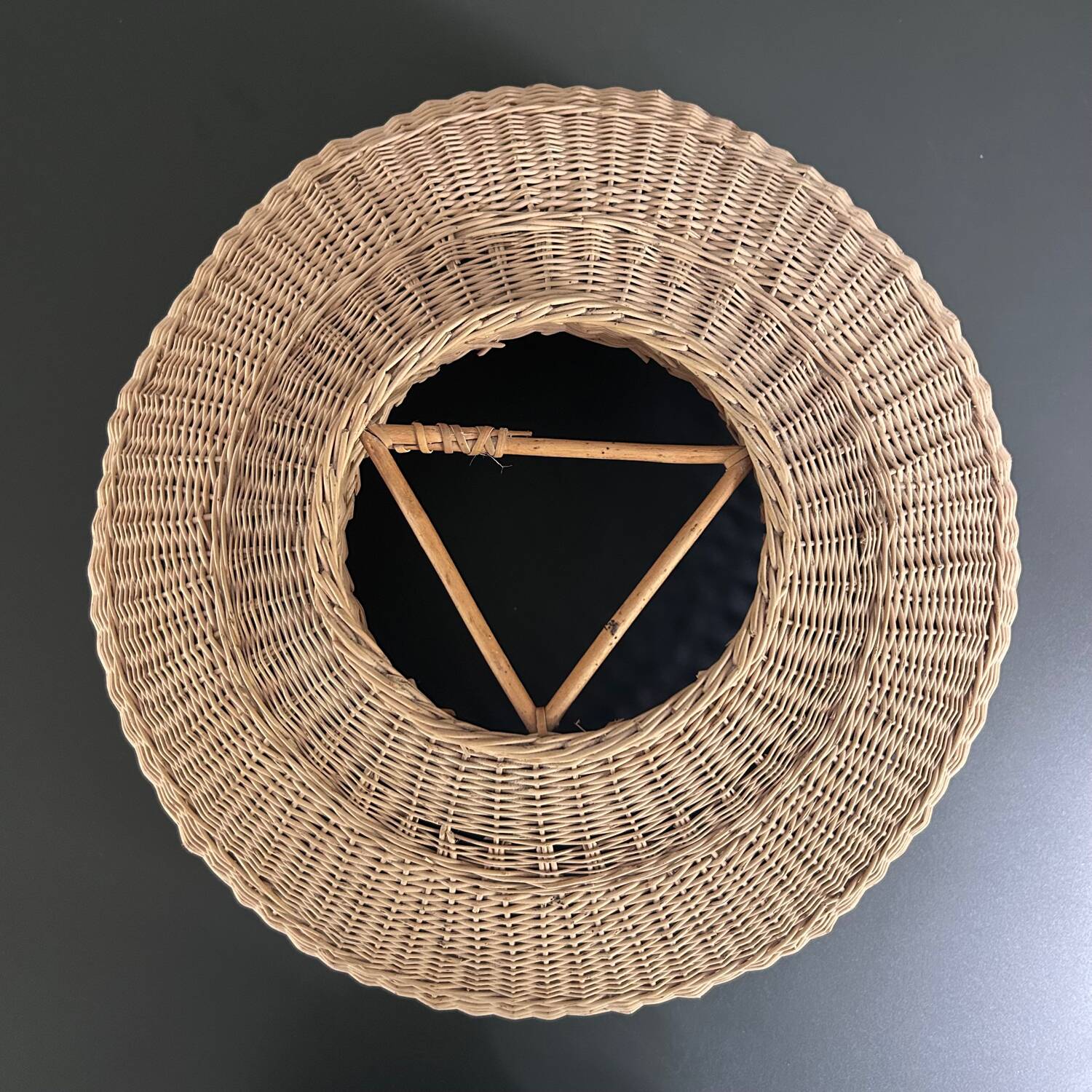 Suspension en rotin clair