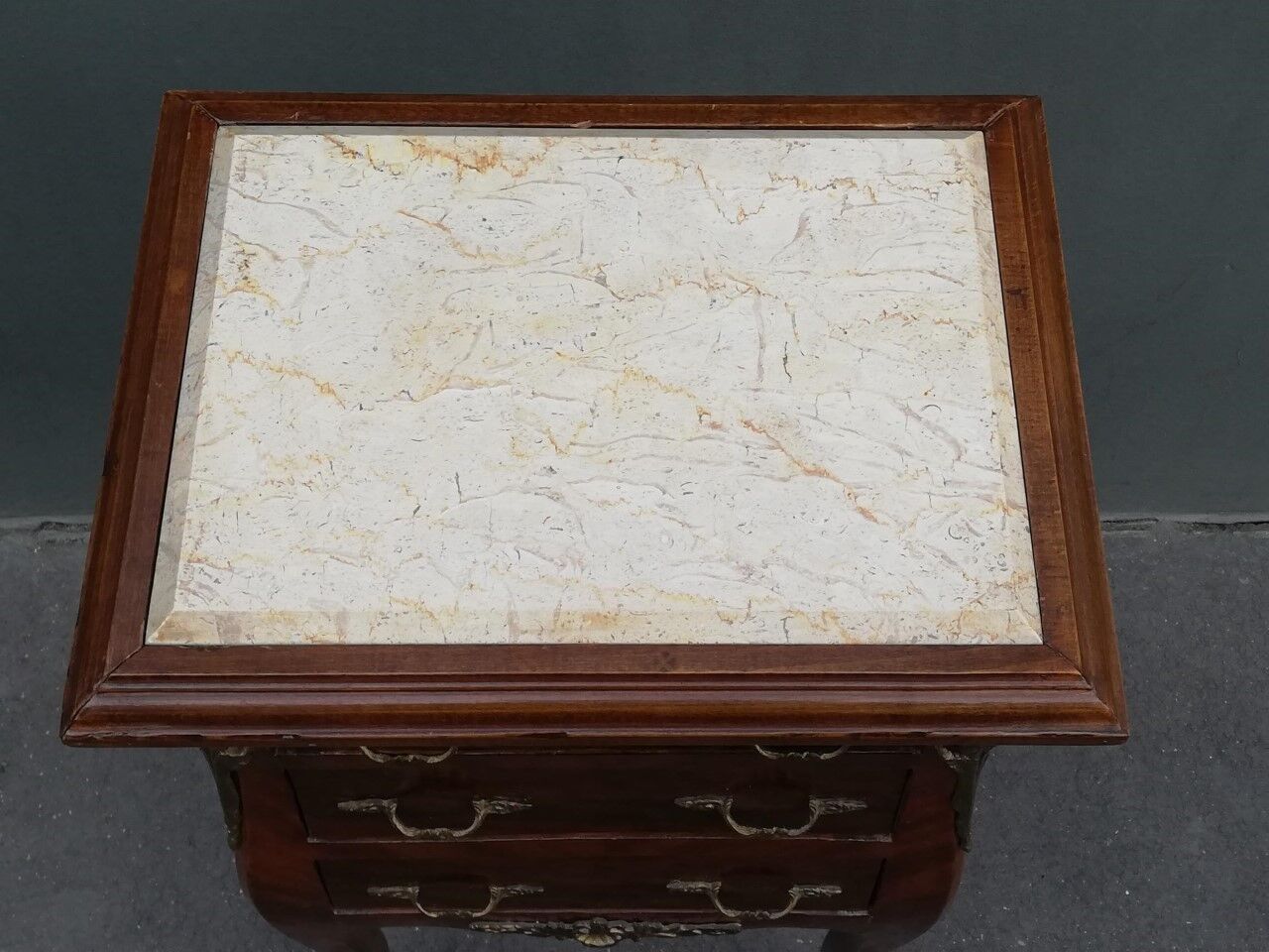 Table de nuit de style louis xv