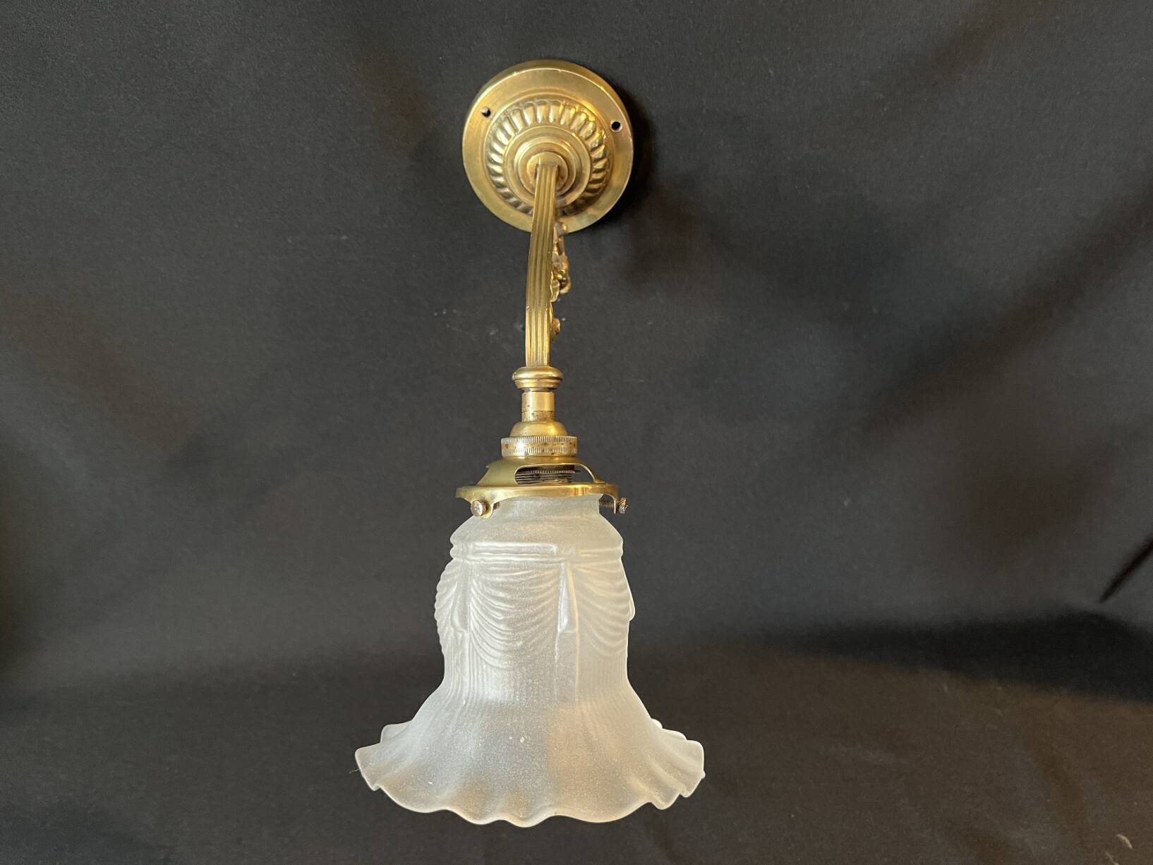 20th century Louis XVI style swan neck wall light in arabesque bronze and pleated glass tulip.