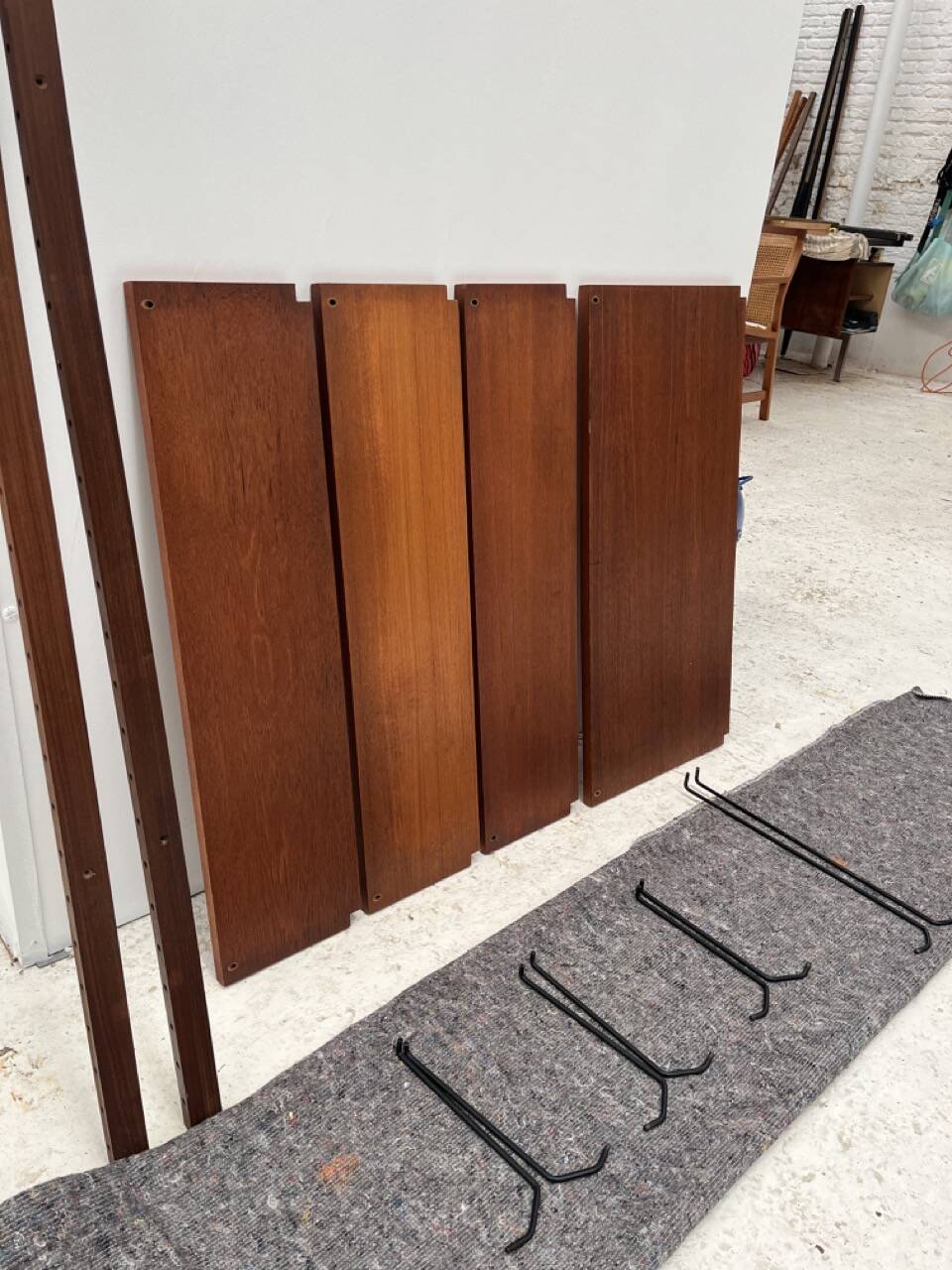 Meuble mural par P. Cadobvius