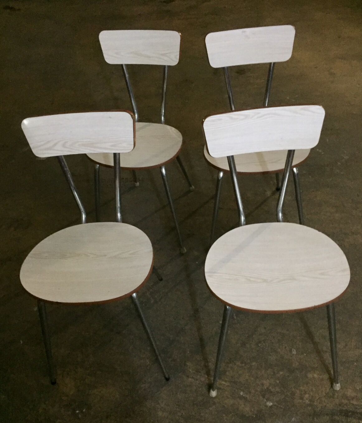 Lot of 4 white chairs