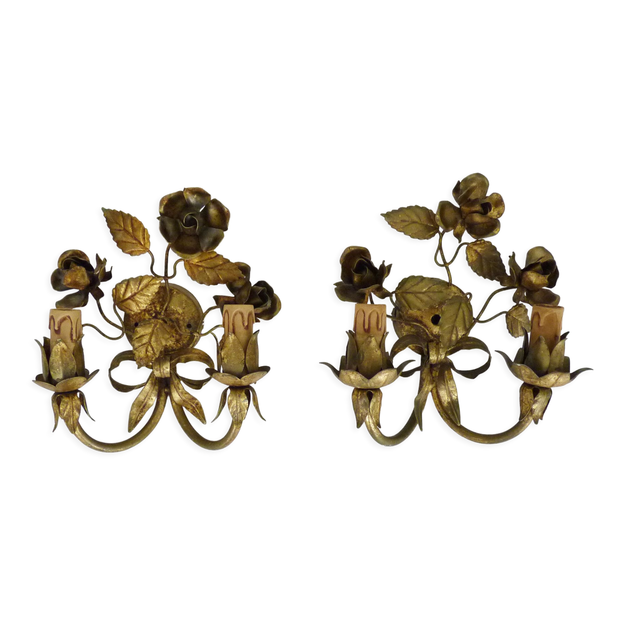 Pair of gilded metal sconces decorated with flowers and foliage. Year 60