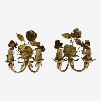 Paire d'appliques en métal doré à décor de fleurs et de feuillages. Année 60