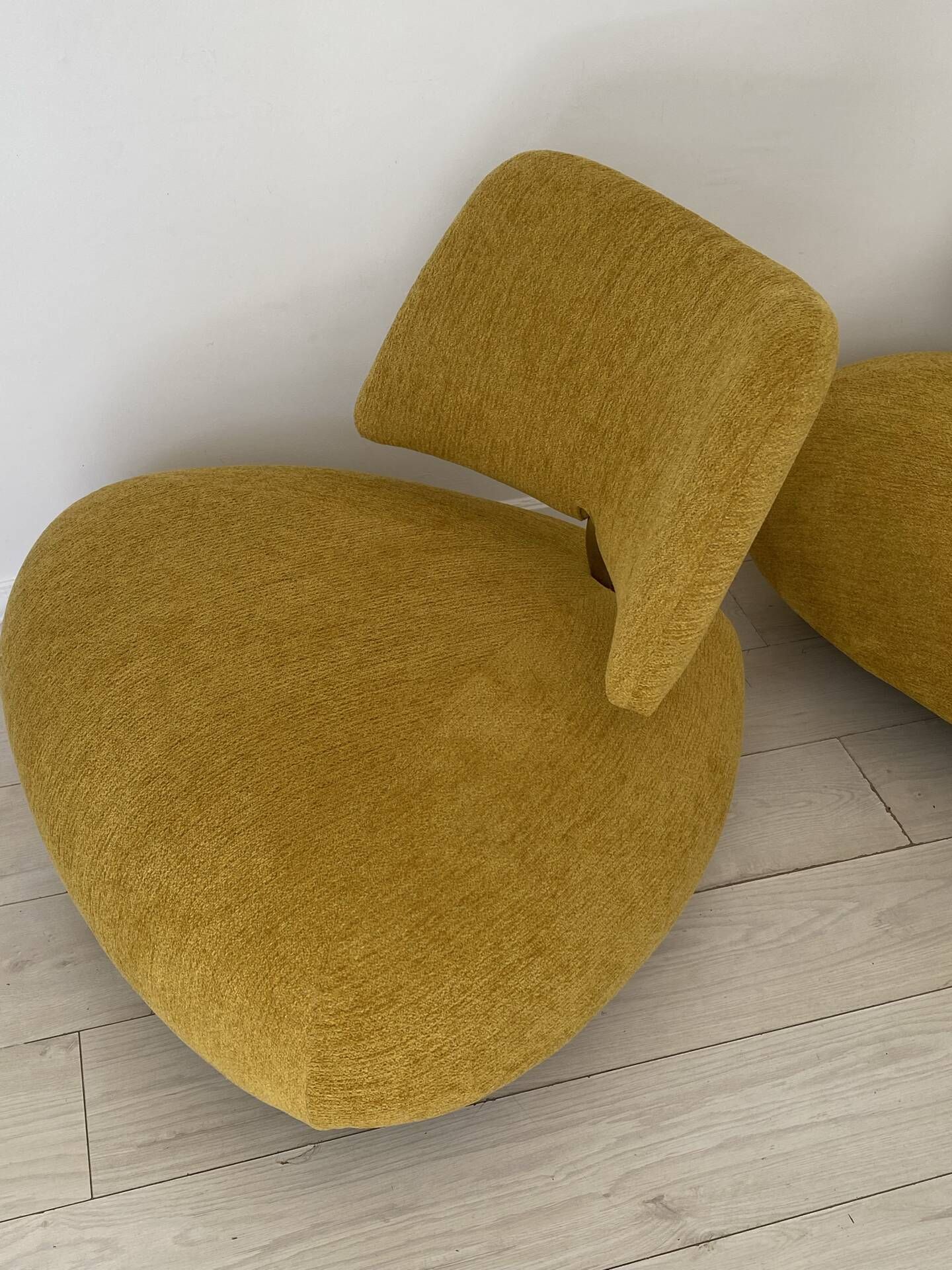 Lot 2 fauteuils Pallone Leolux par Roy de Scheemaker.