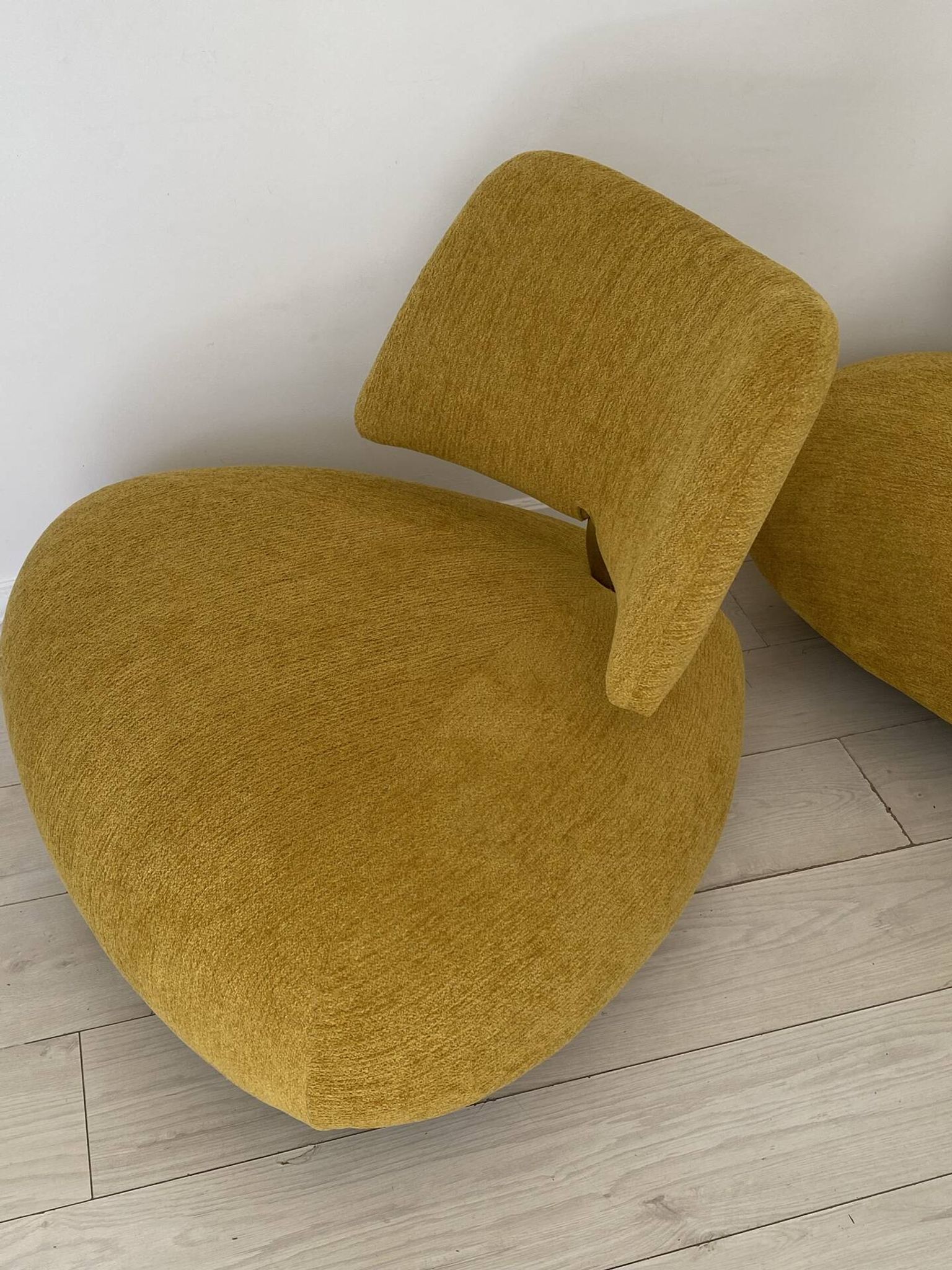 Lot 2 fauteuils Pallone Leolux par Roy de Scheemaker.