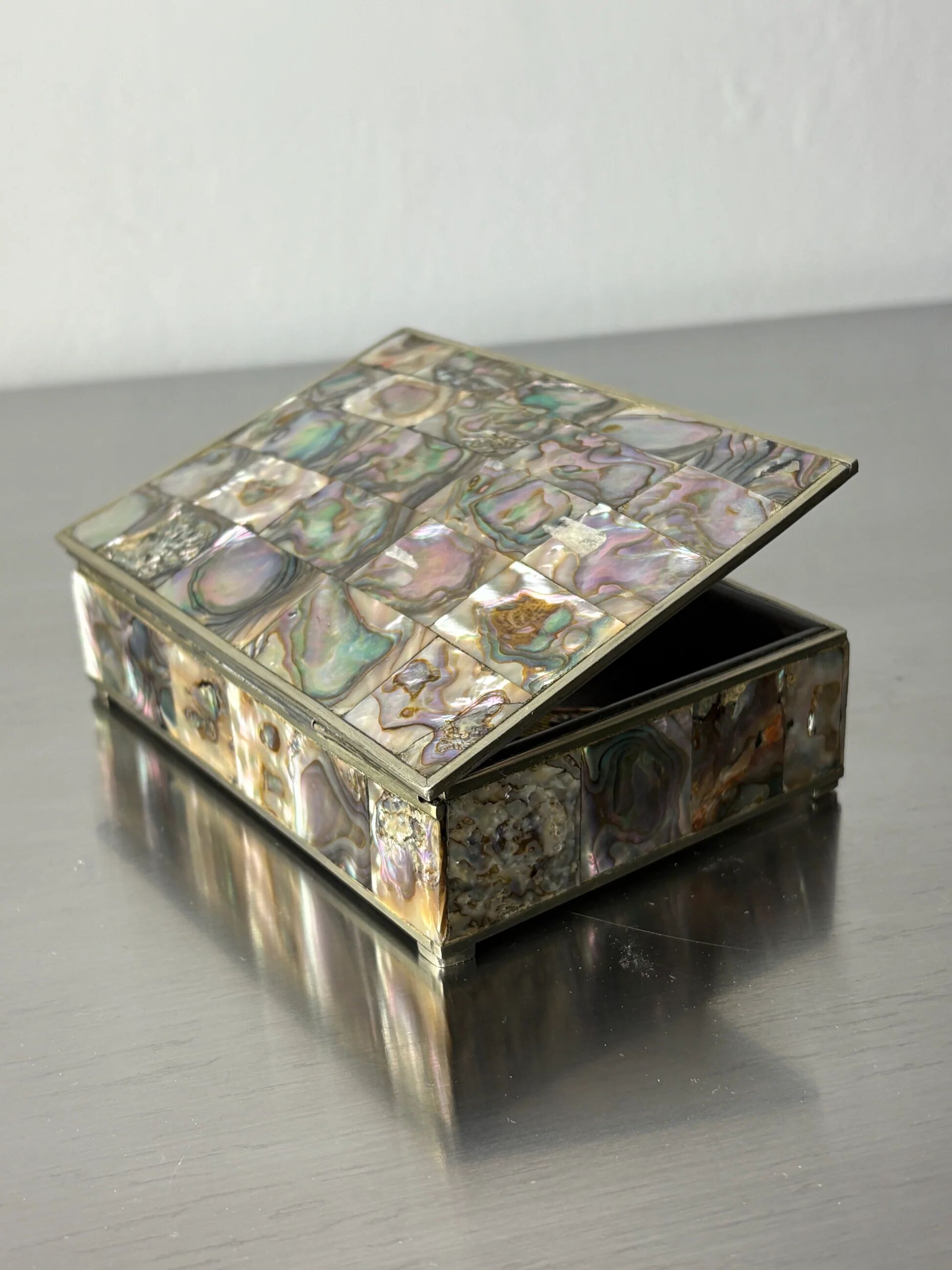 Boîte de vanité en coquille d'abalone, alpaga et bois, Mexique, vers 1970