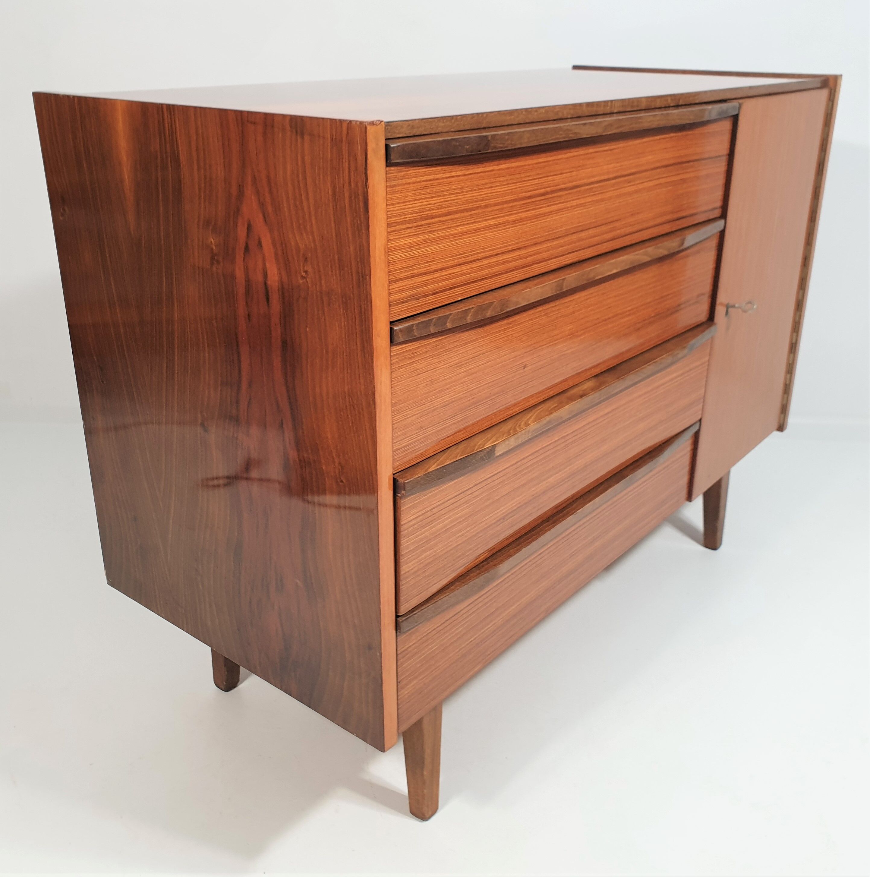 Commode vintage d’Interier Praha, années 1970