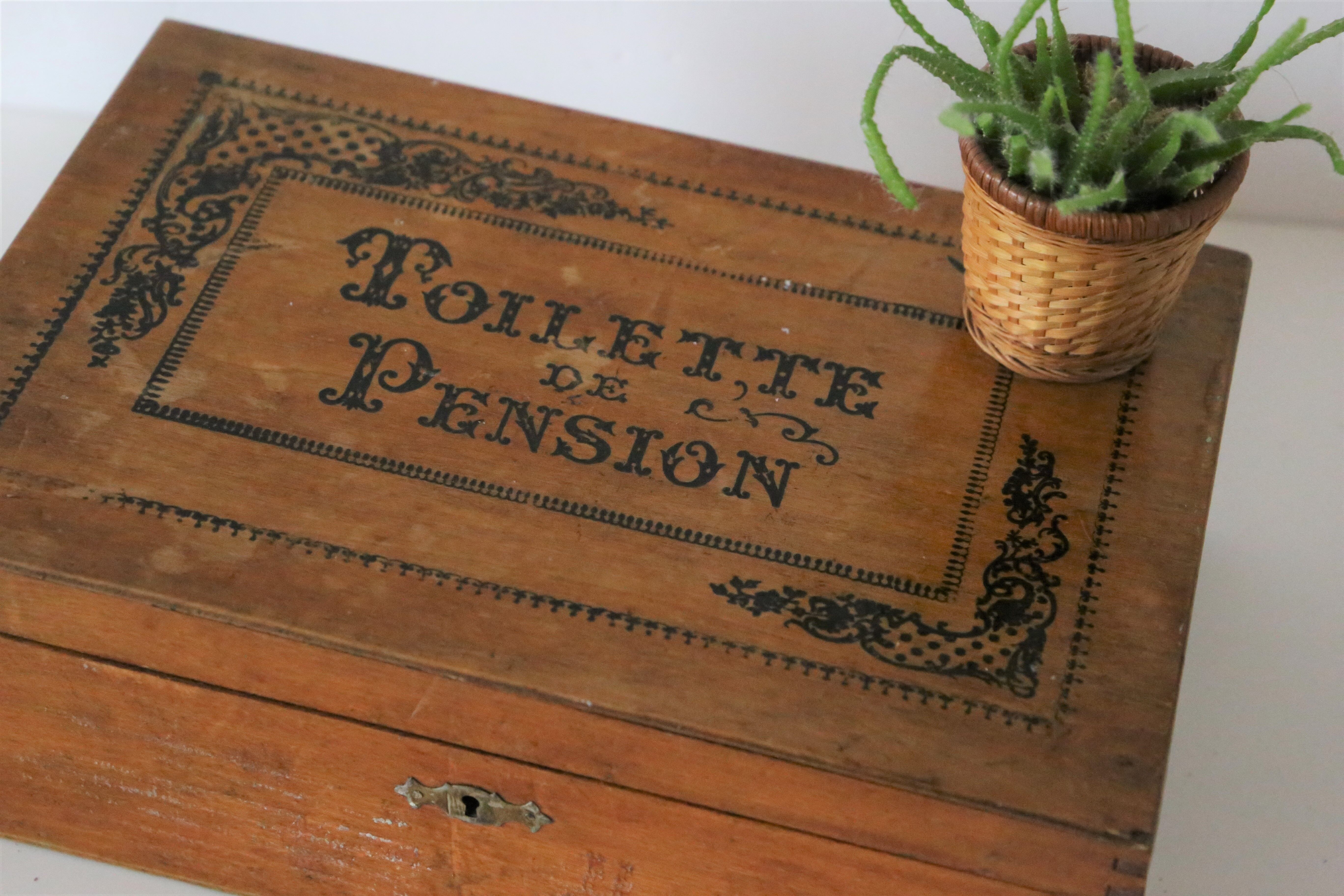 Wooden box pension's toilet, 1920
