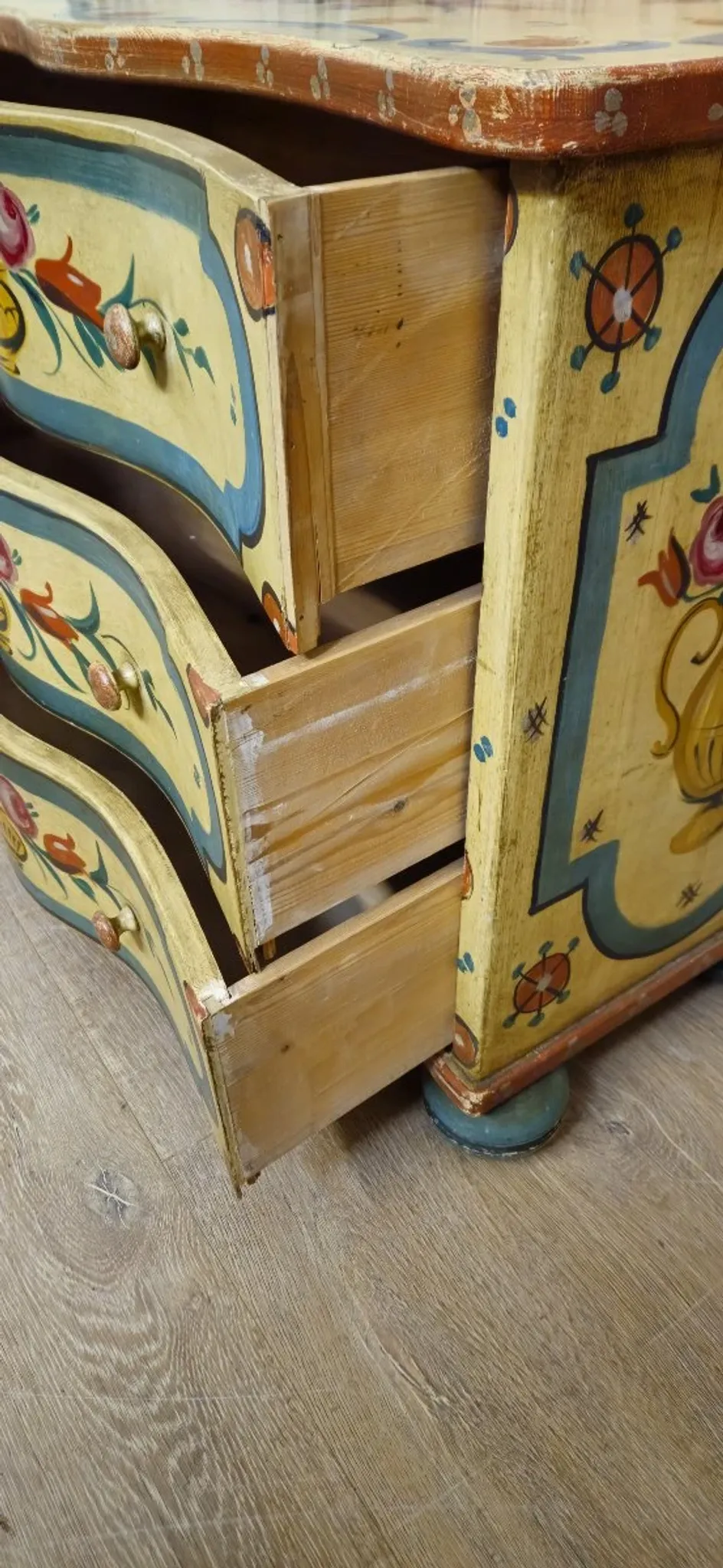 Painted commode, curved in Venetian Louis XV style – 20th century.