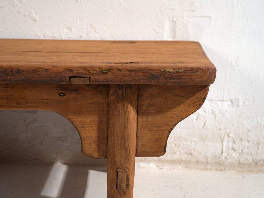 Table basse ancienne en bois de pin – Chine, circa 1930