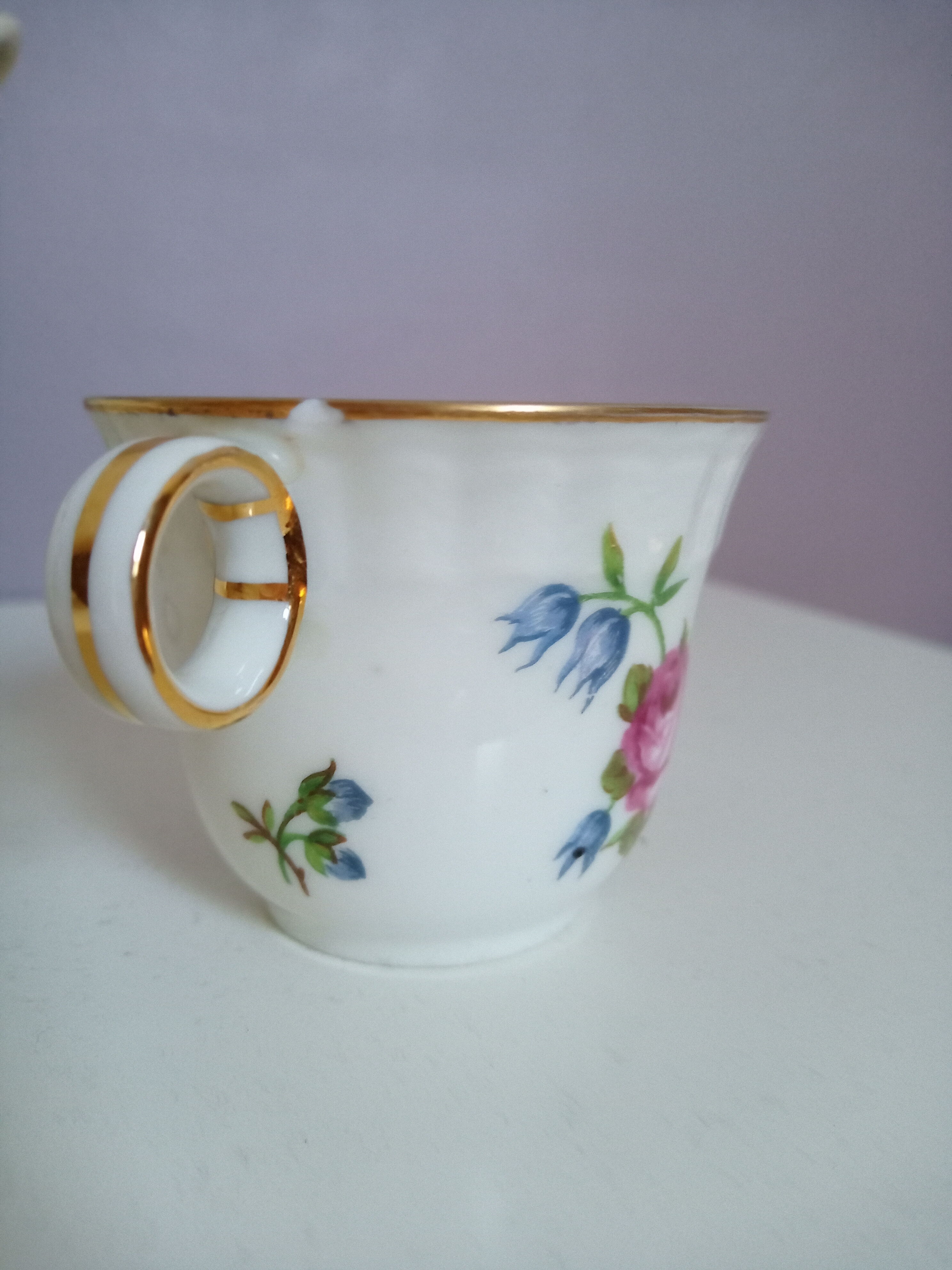 Lot de 6 tasses à café et sous-tasses décor fleuri et liseré doré, porcelaine de Limoges Bernardaud