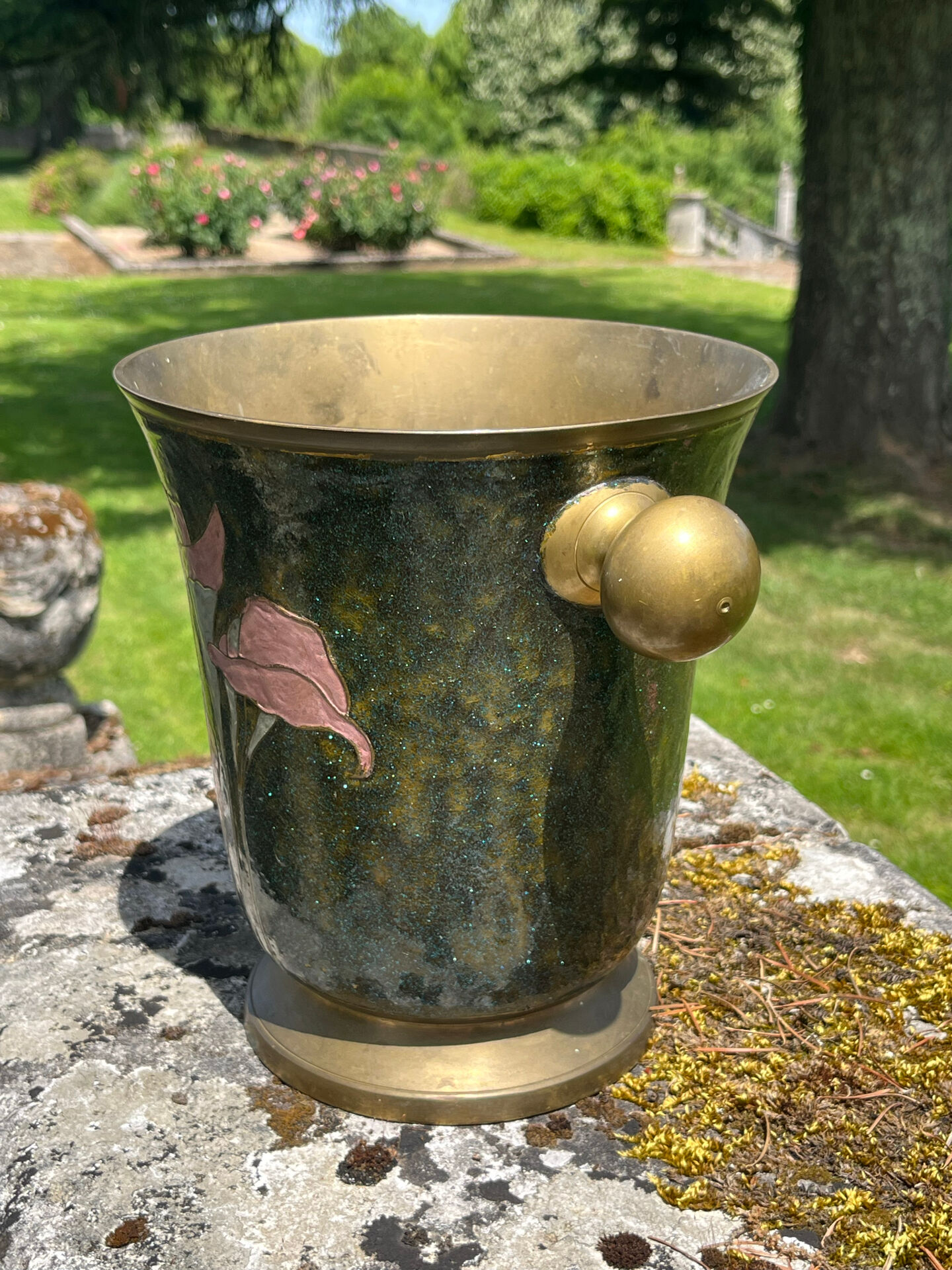 Seau à champagne en cloisonné français avec des lys calla roses et une poignée en laiton.