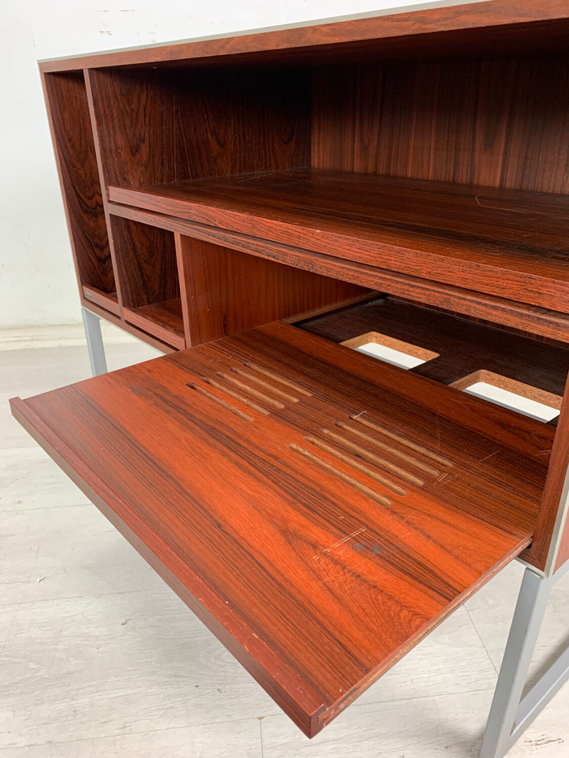 Hi-fi bang and olufsen cabinet