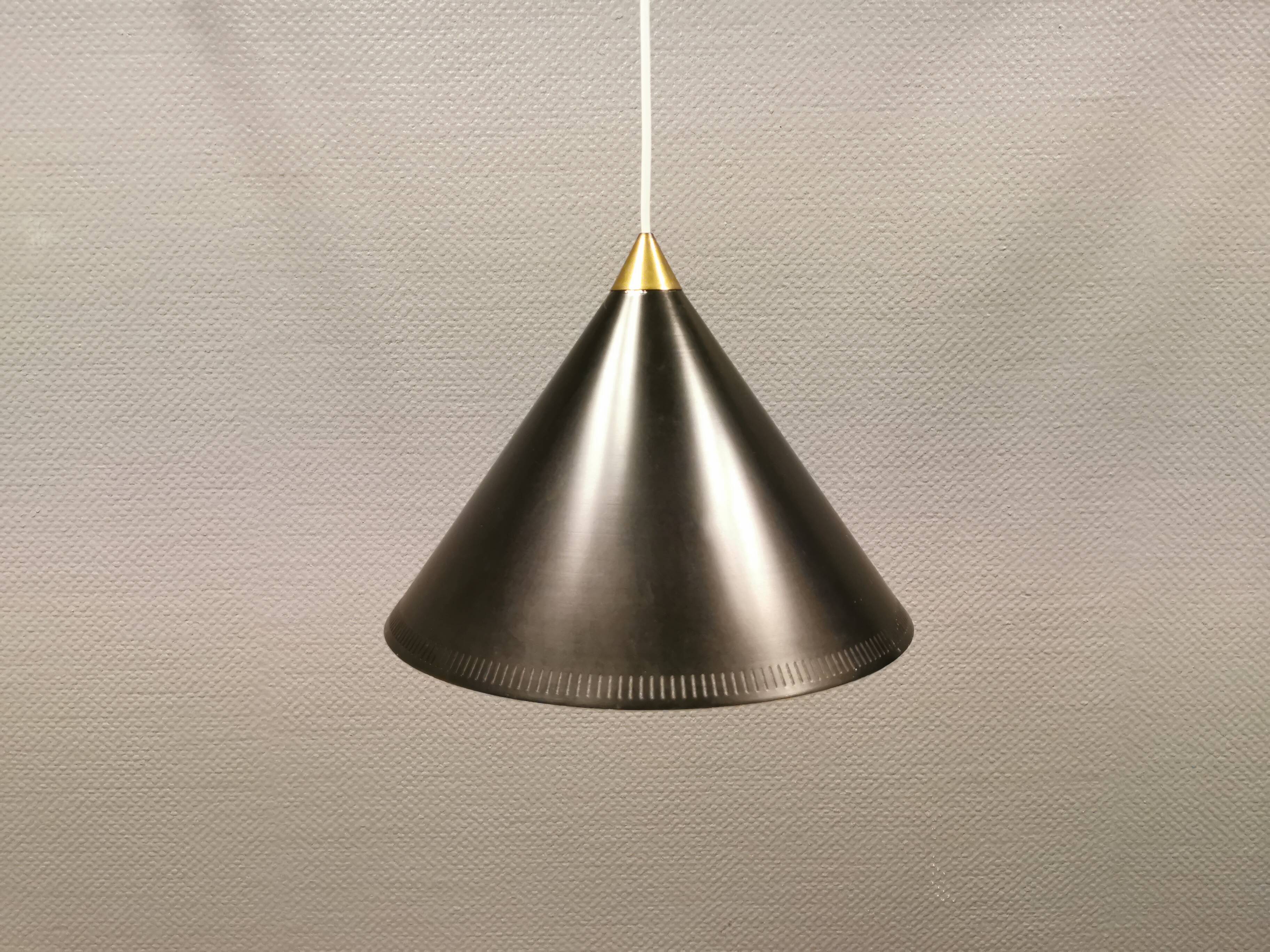 Suspension cône produite par le danois Lyfa en belle laque noire avec abat-jour perforé et dessus en laiton.