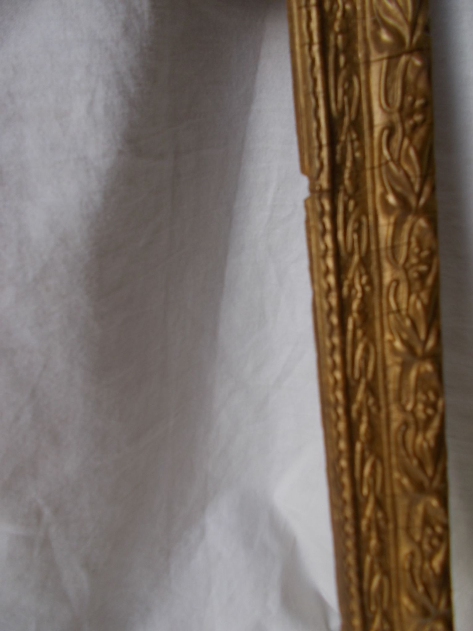 Cadre en bois doré sculpté