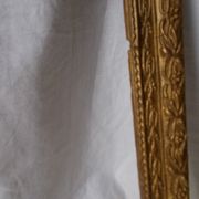 Cadre en bois doré sculpté