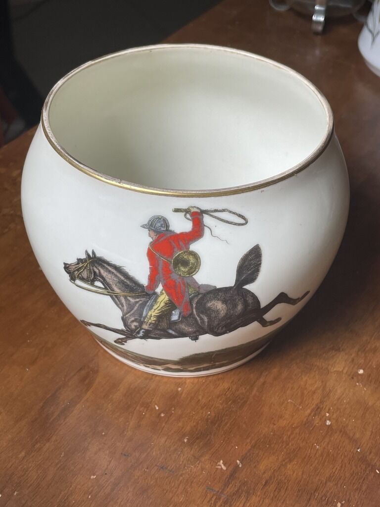 Porcelain pot with equestrian decoration