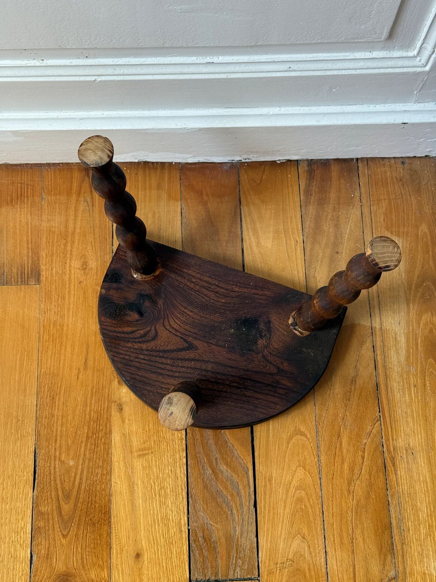 Tabouret tripode en bois tourné