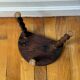 Tabouret tripode en bois tourné