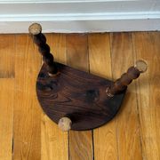 Tabouret tripode en bois tourné