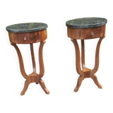 Paire de guéridons / tables de nuit en bois et marbre avec tiroirs
